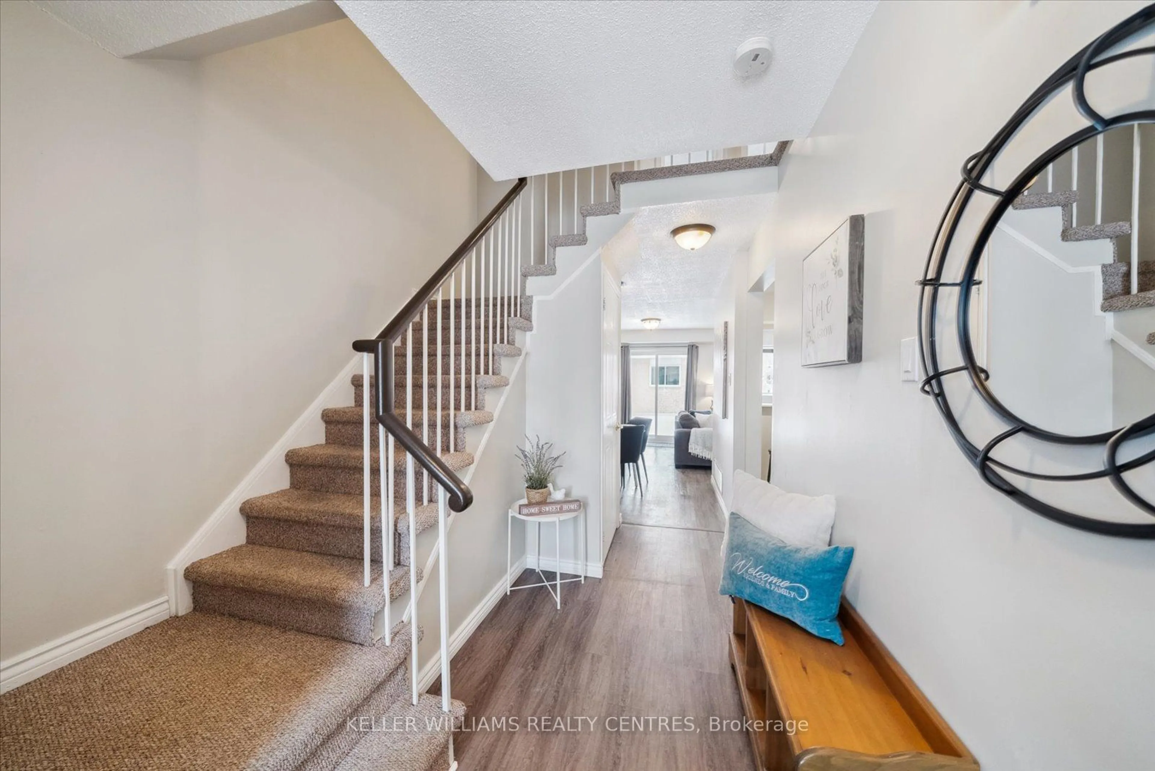 Indoor entryway for 569 Gibney Cres, Newmarket Ontario L3X 1Y4