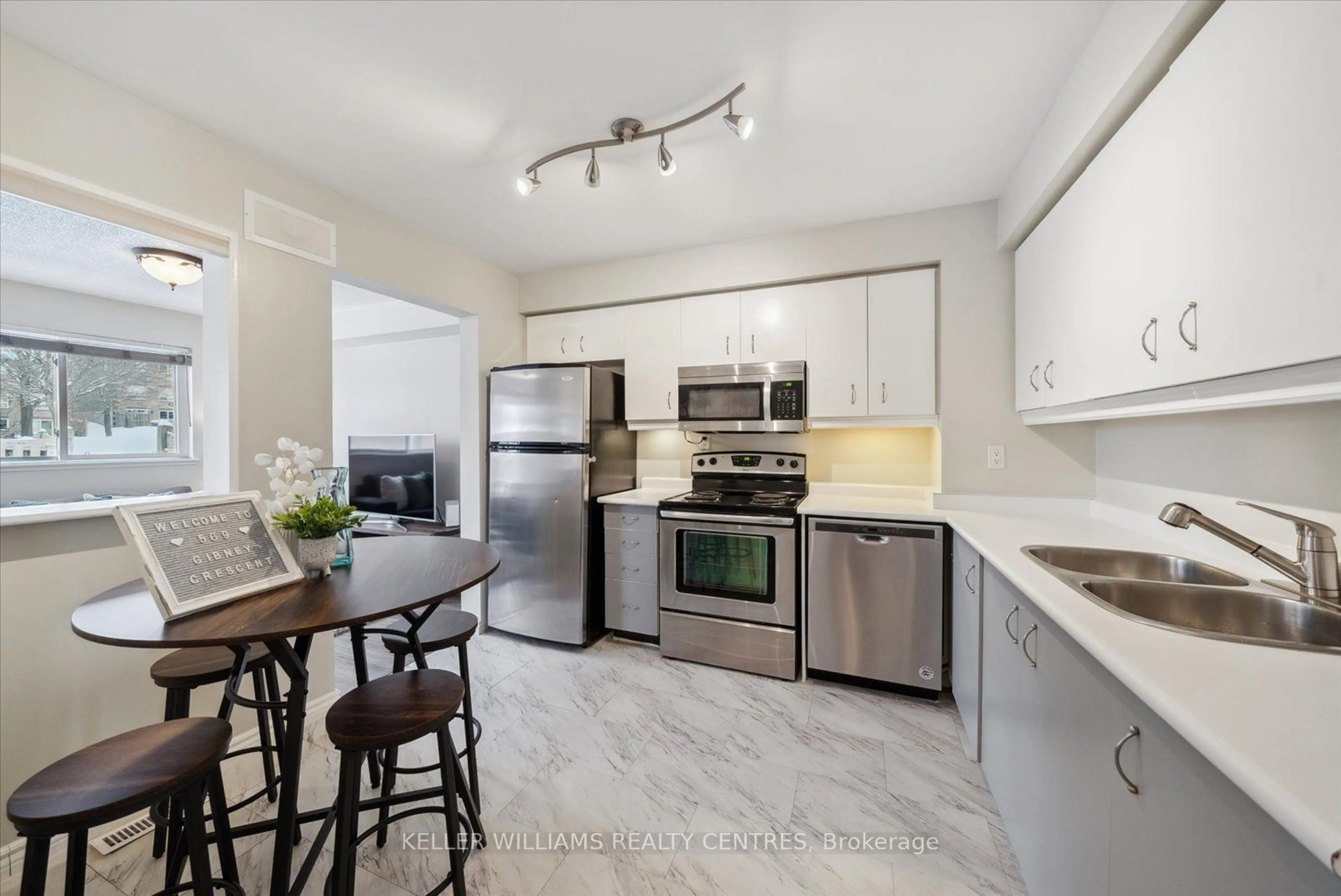 Open concept kitchen, unknown for 569 Gibney Cres, Newmarket Ontario L3X 1Y4