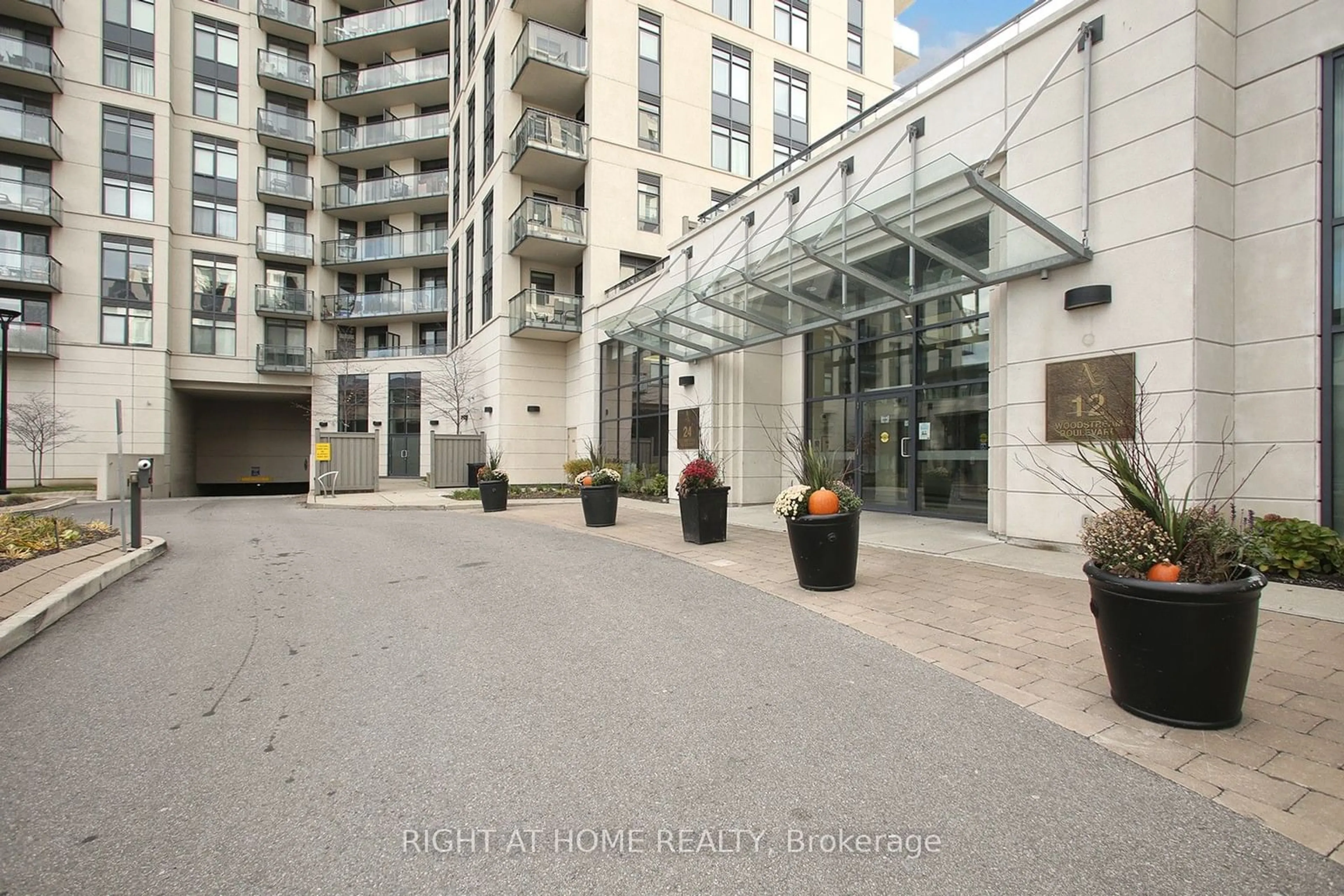 Indoor foyer for 12 Woodstream Blvd #515, Vaughan Ontario L4L 8C3