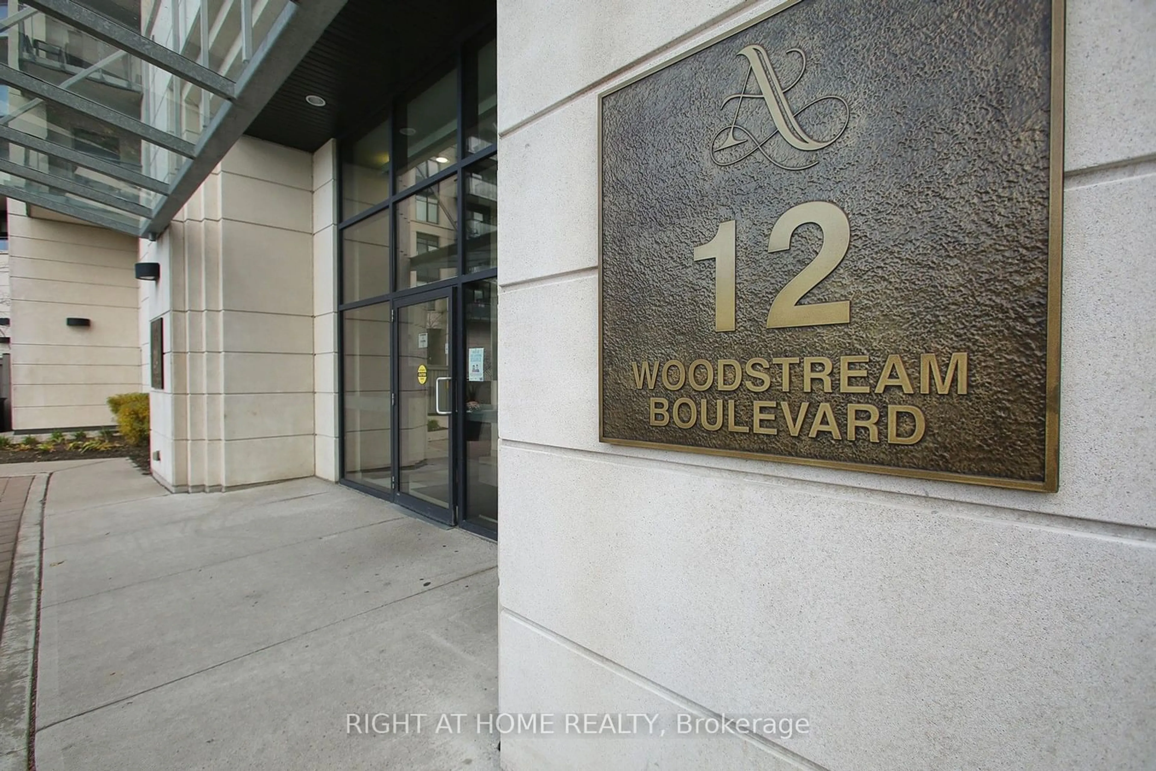 Indoor foyer for 12 Woodstream Blvd #515, Vaughan Ontario L4L 8C3