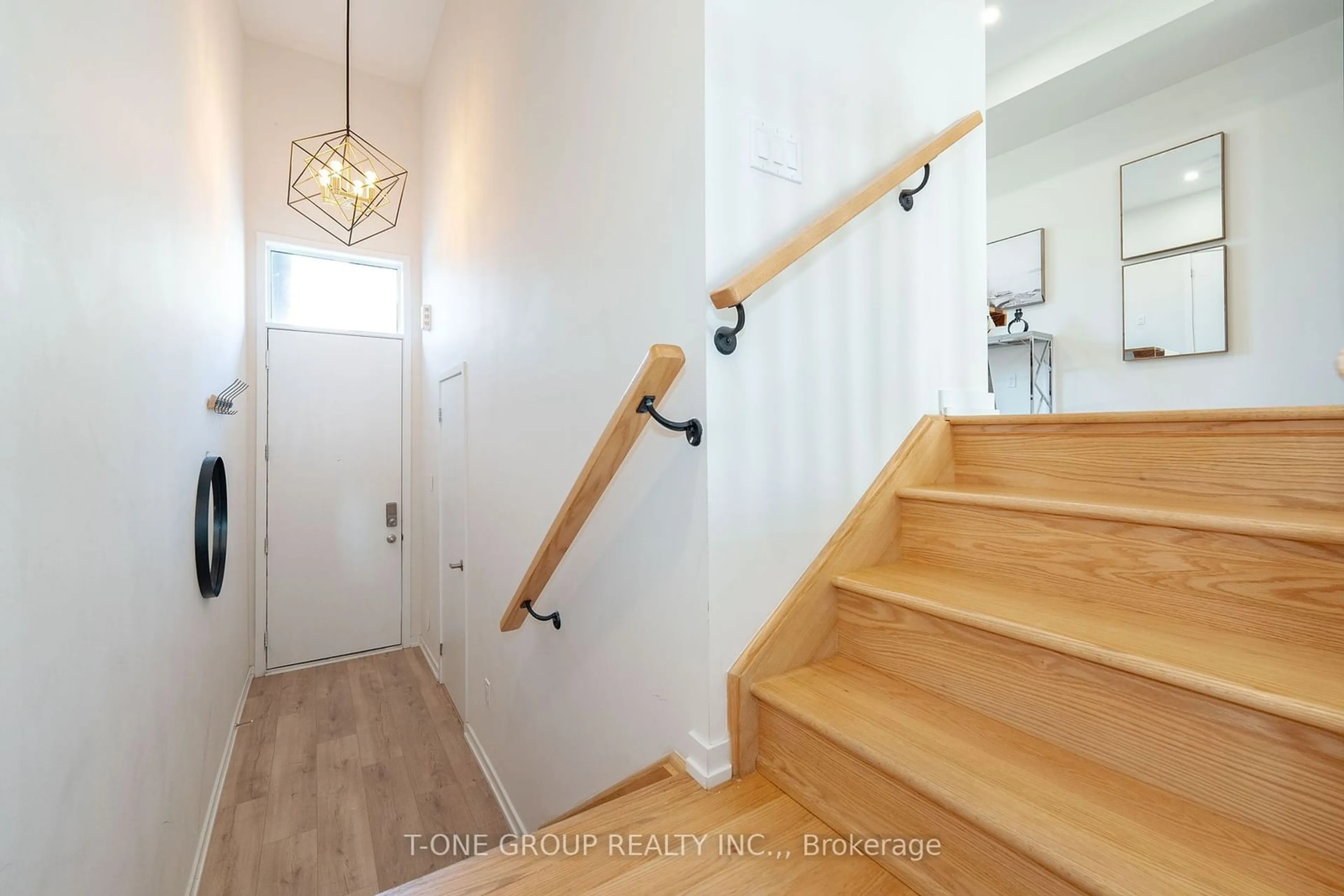 Indoor entryway for 21 Rattenbury Rd, Vaughan Ontario L6A 5C5