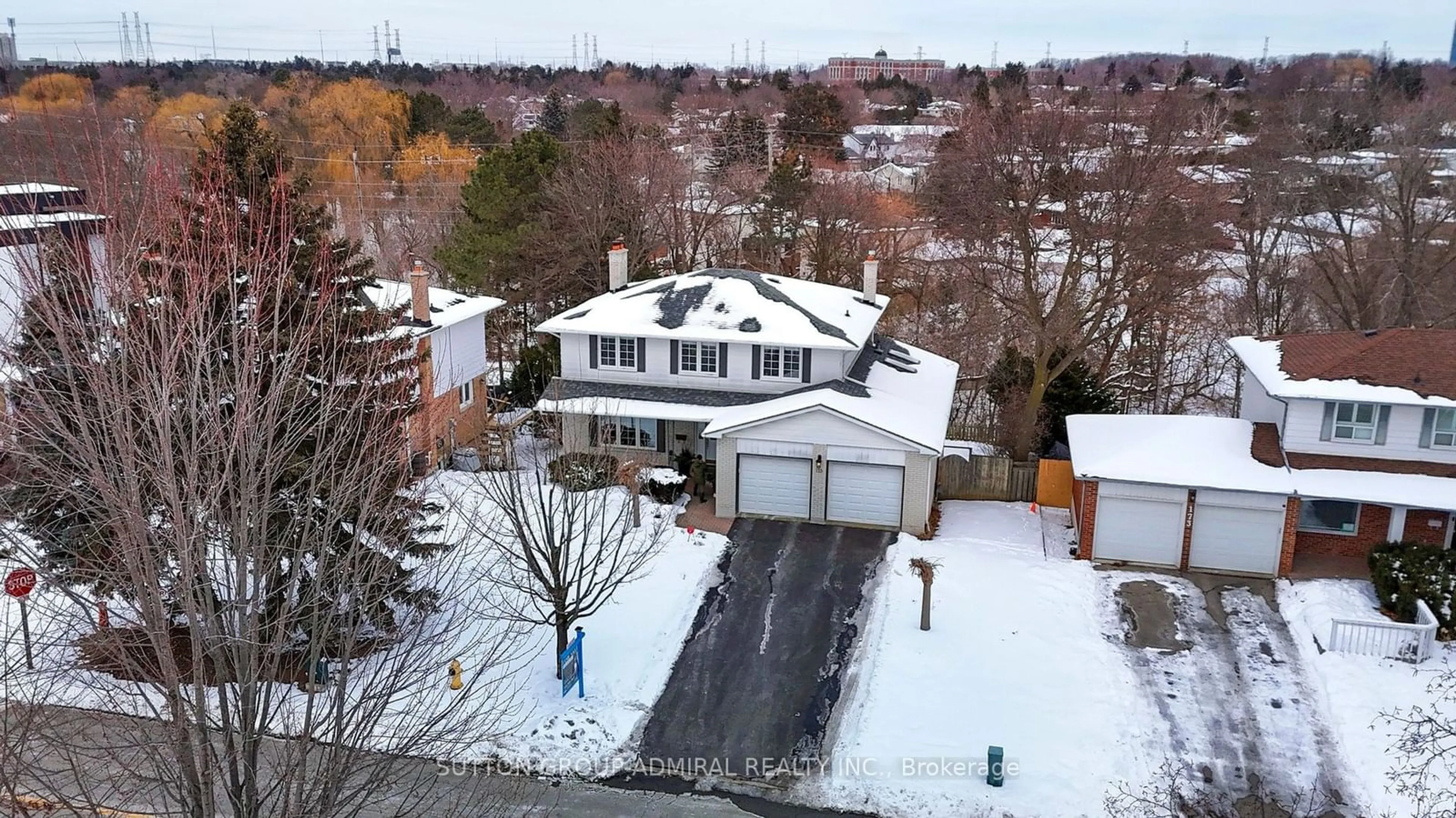 A pic from outside/outdoor area/front of a property/back of a property/a pic from drone, street for 175 Bay Thorn Dr, Markham Ontario L3T 3V2