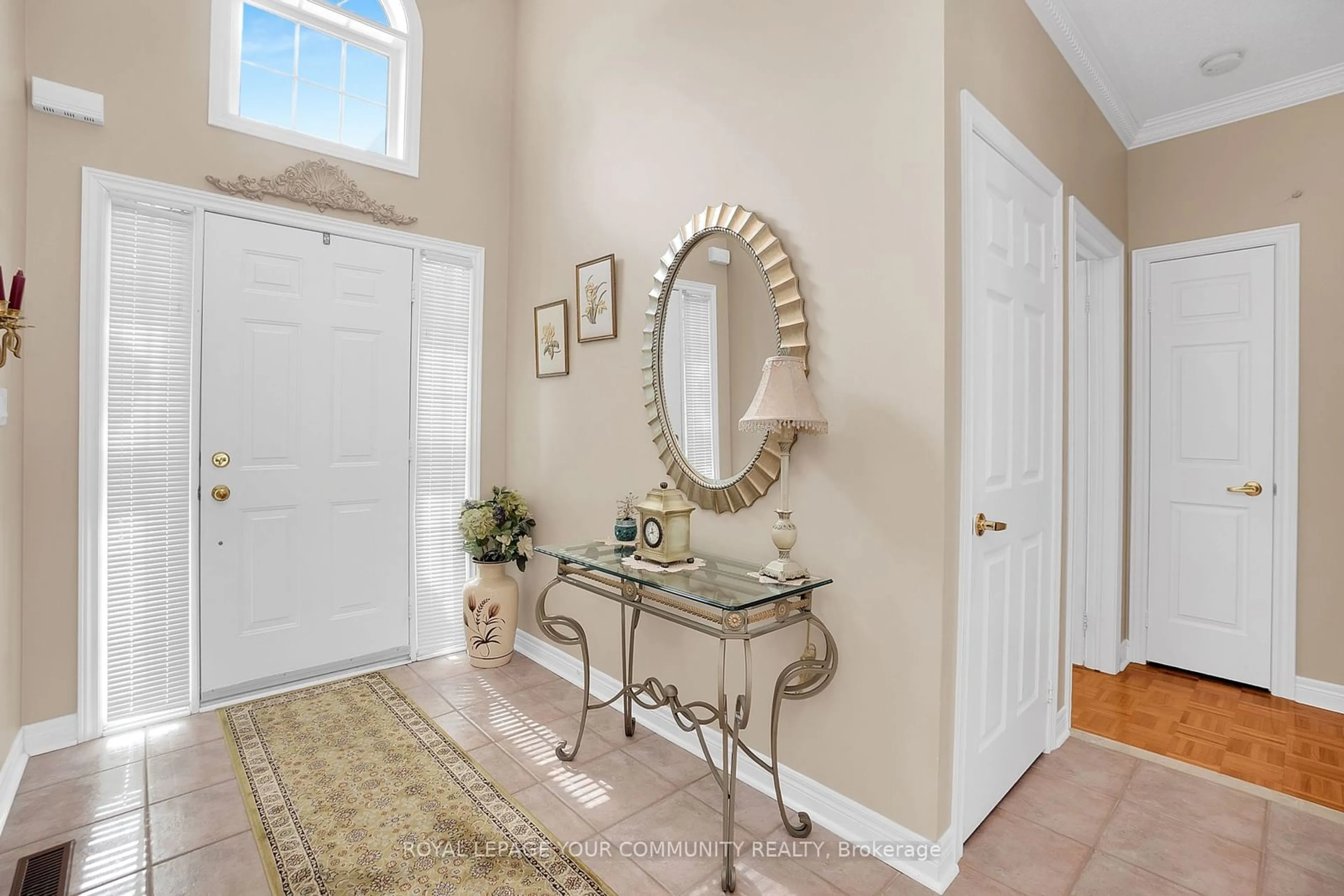 Indoor entryway for 176 Laurentian Blvd, Vaughan Ontario L6A 2V6