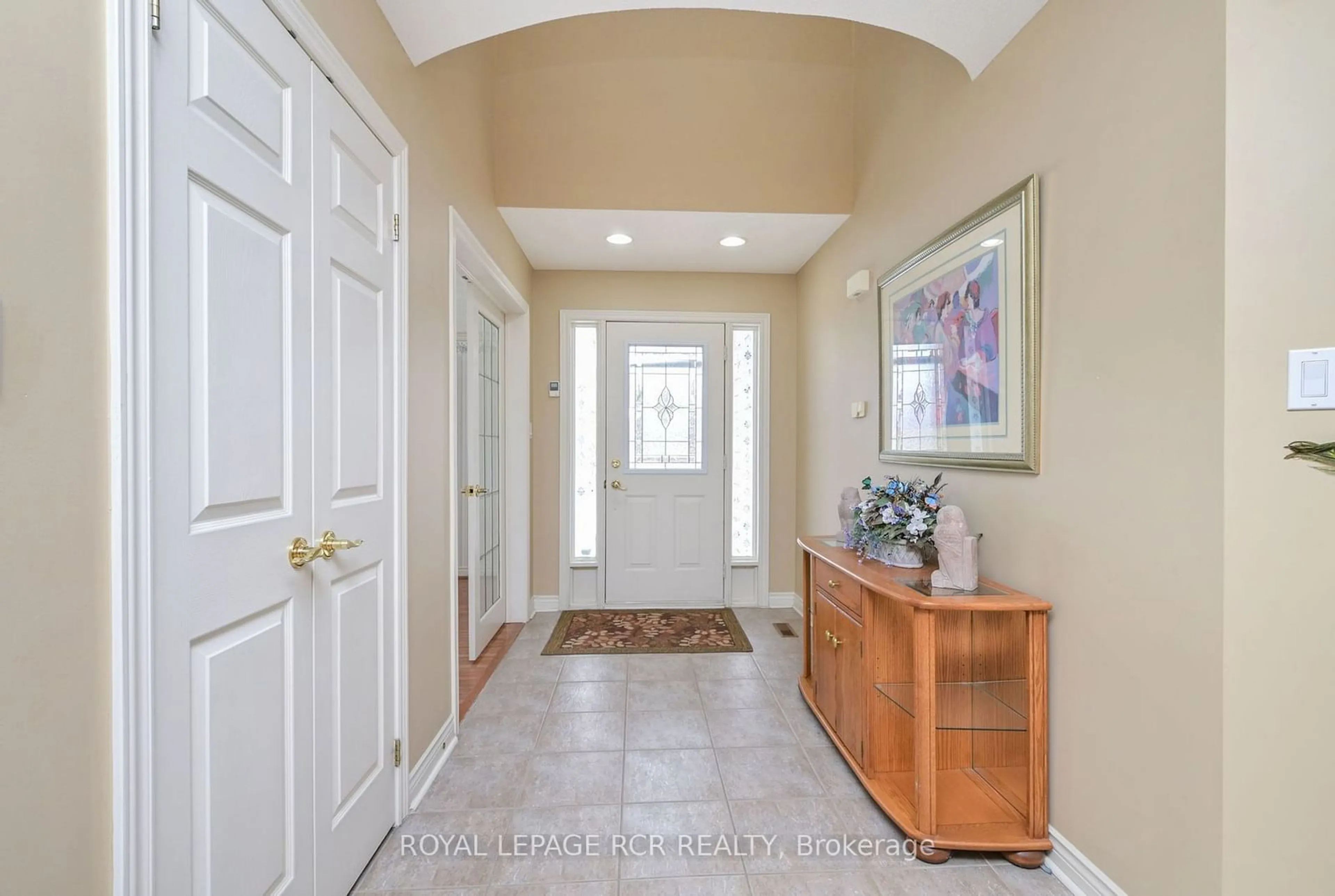 Indoor entryway for 10 Forest Link, New Tecumseth Ontario L9R 2A1