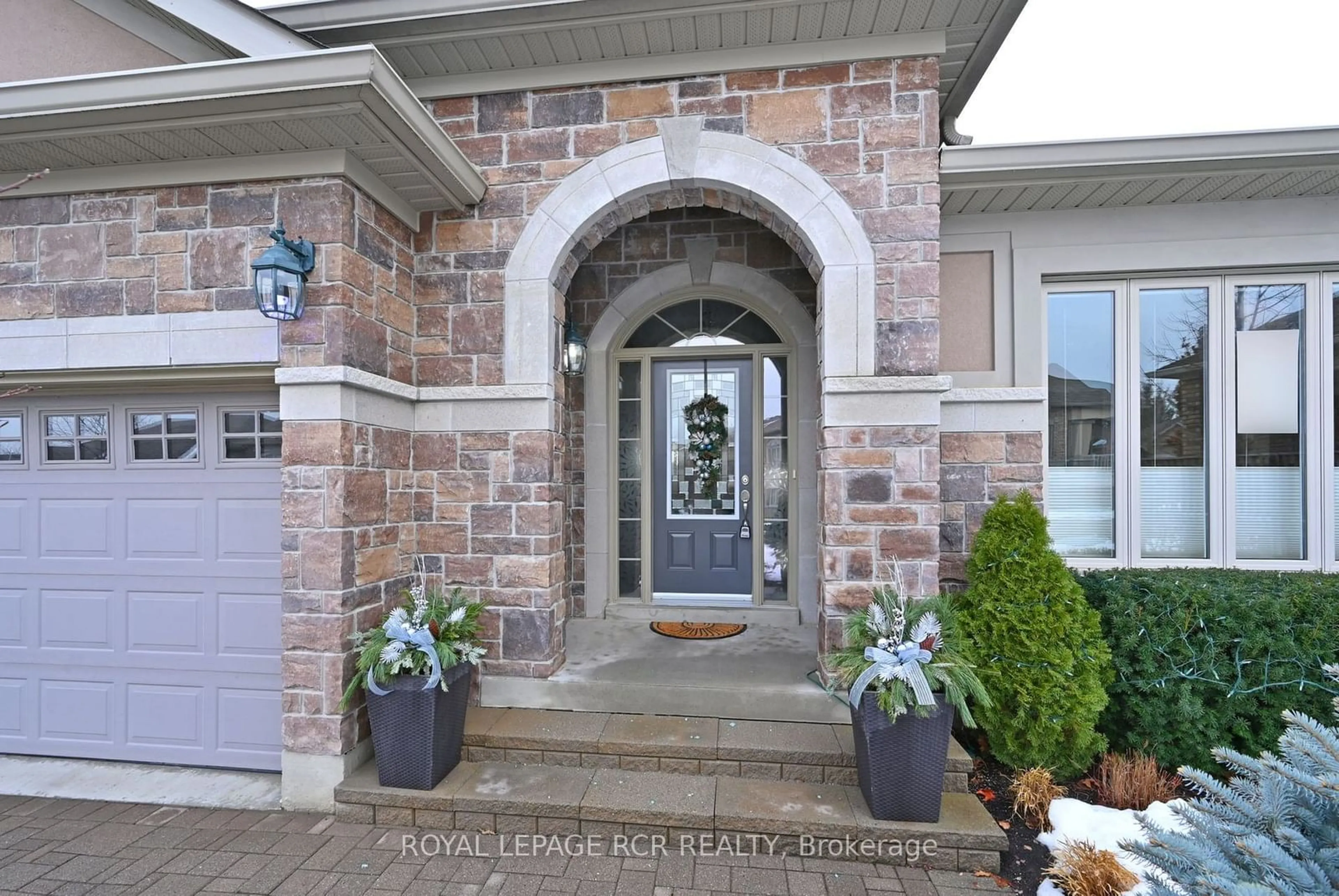 Indoor entryway for 50 Hillcrest Dr, New Tecumseth Ontario L9R 0N4