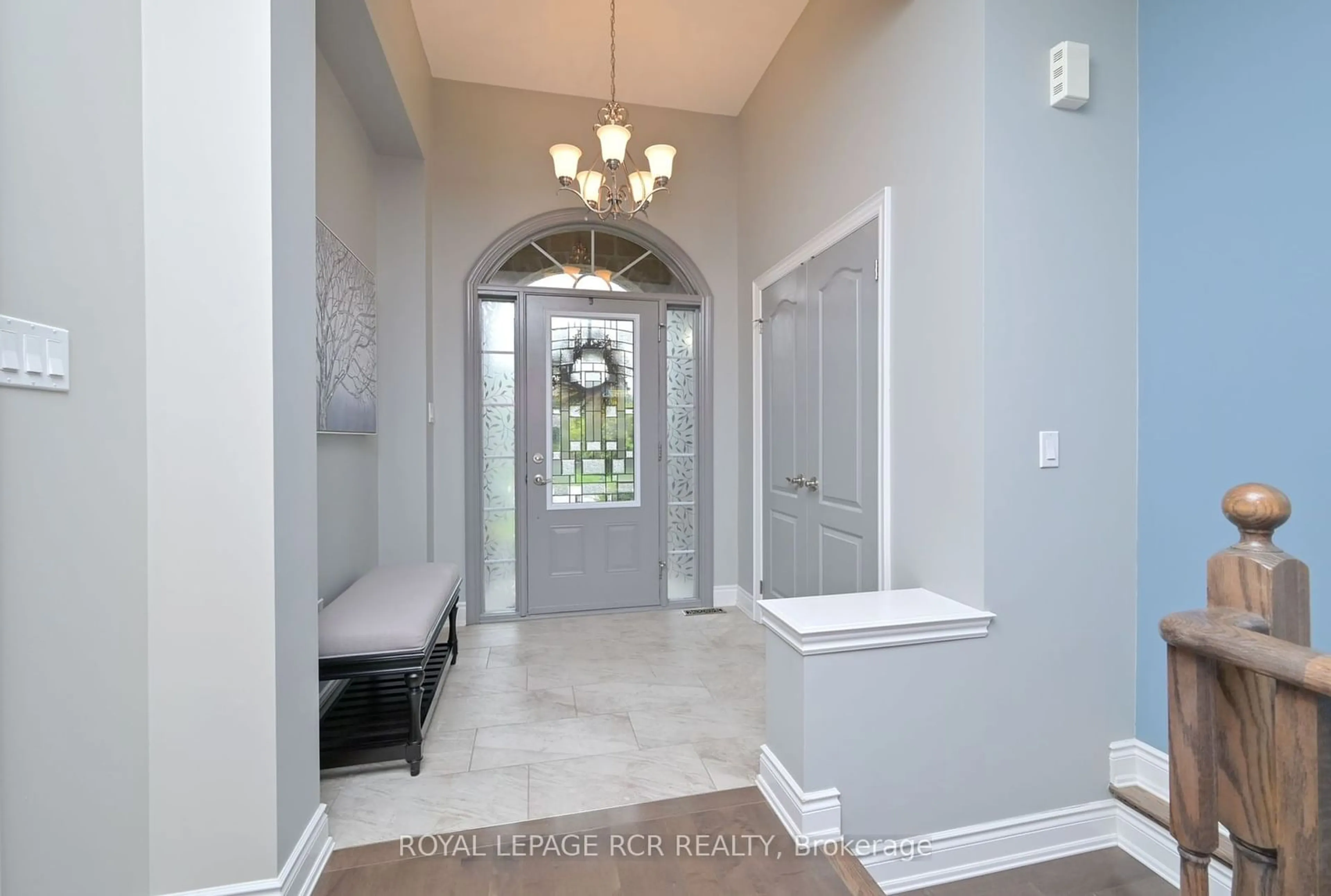 Indoor entryway for 50 Hillcrest Dr, New Tecumseth Ontario L9R 0N4