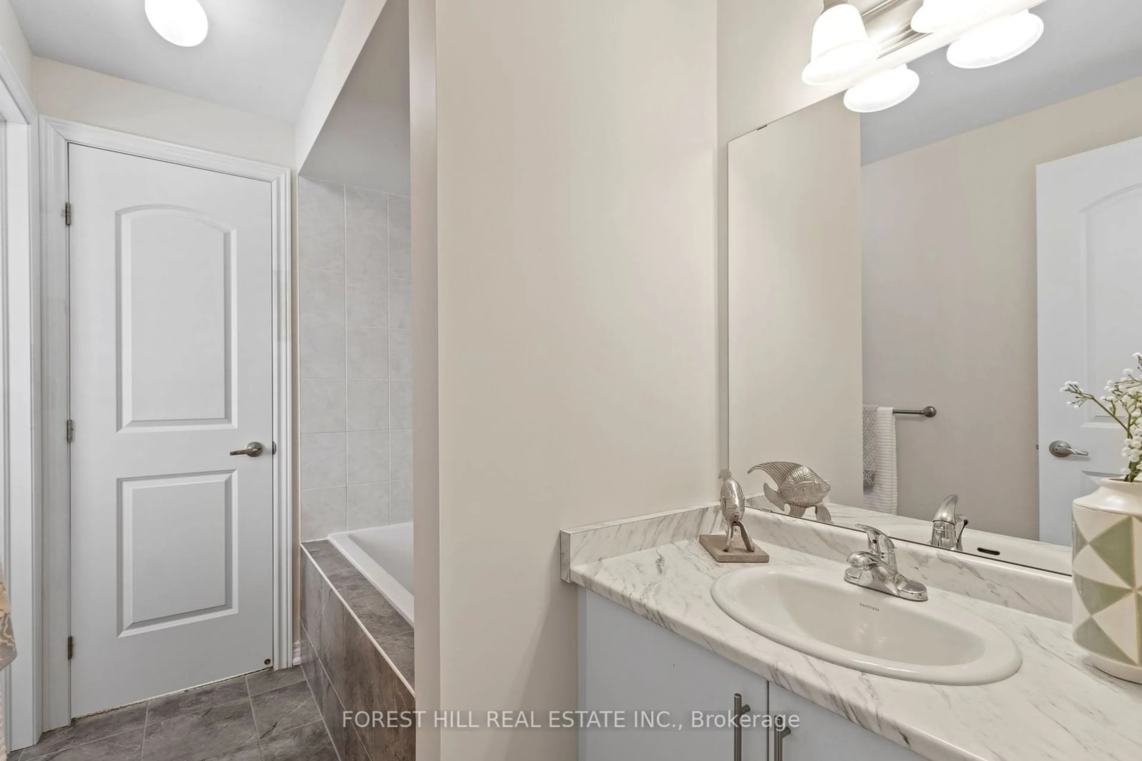 Standard bathroom, ceramic/tile floor for 37 Kidd St, Bradford West Gwillimbury Ontario L3Z 0V5