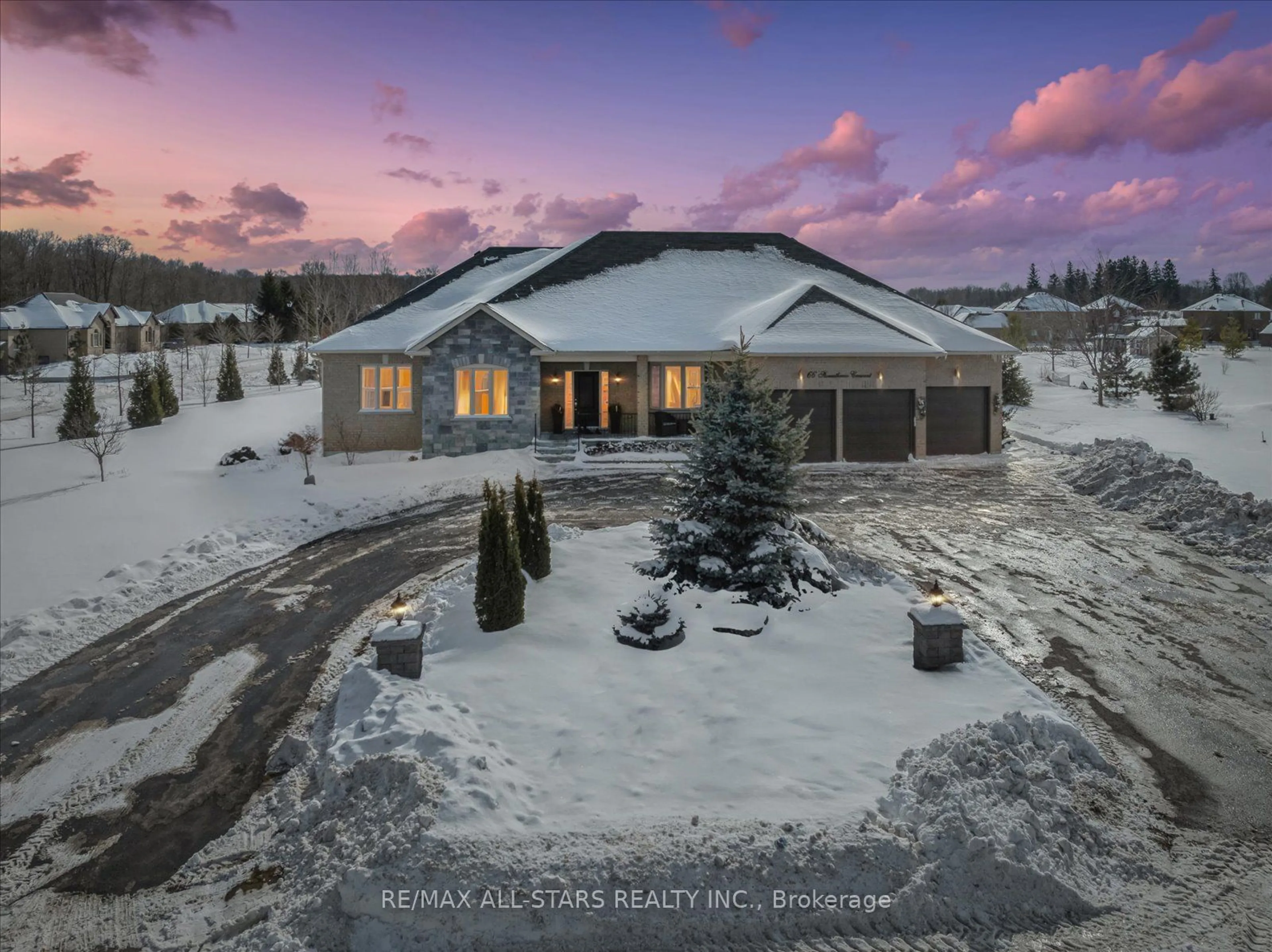 A pic from outside/outdoor area/front of a property/back of a property/a pic from drone, mountain view for 66 Stonesthrow Cres, Uxbridge Ontario L0C 1A0