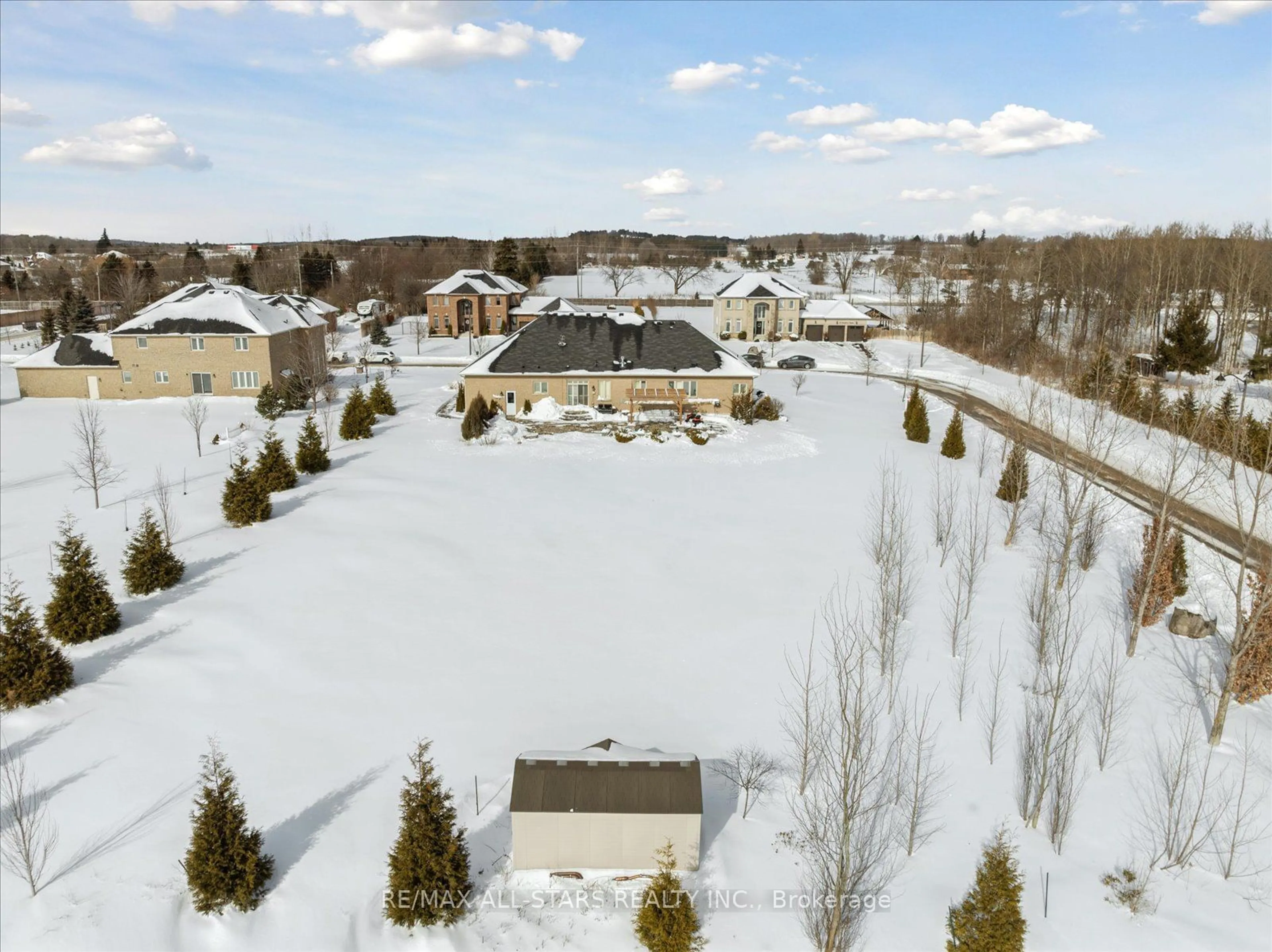 A pic from outside/outdoor area/front of a property/back of a property/a pic from drone, unknown for 66 Stonesthrow Cres, Uxbridge Ontario L0C 1A0