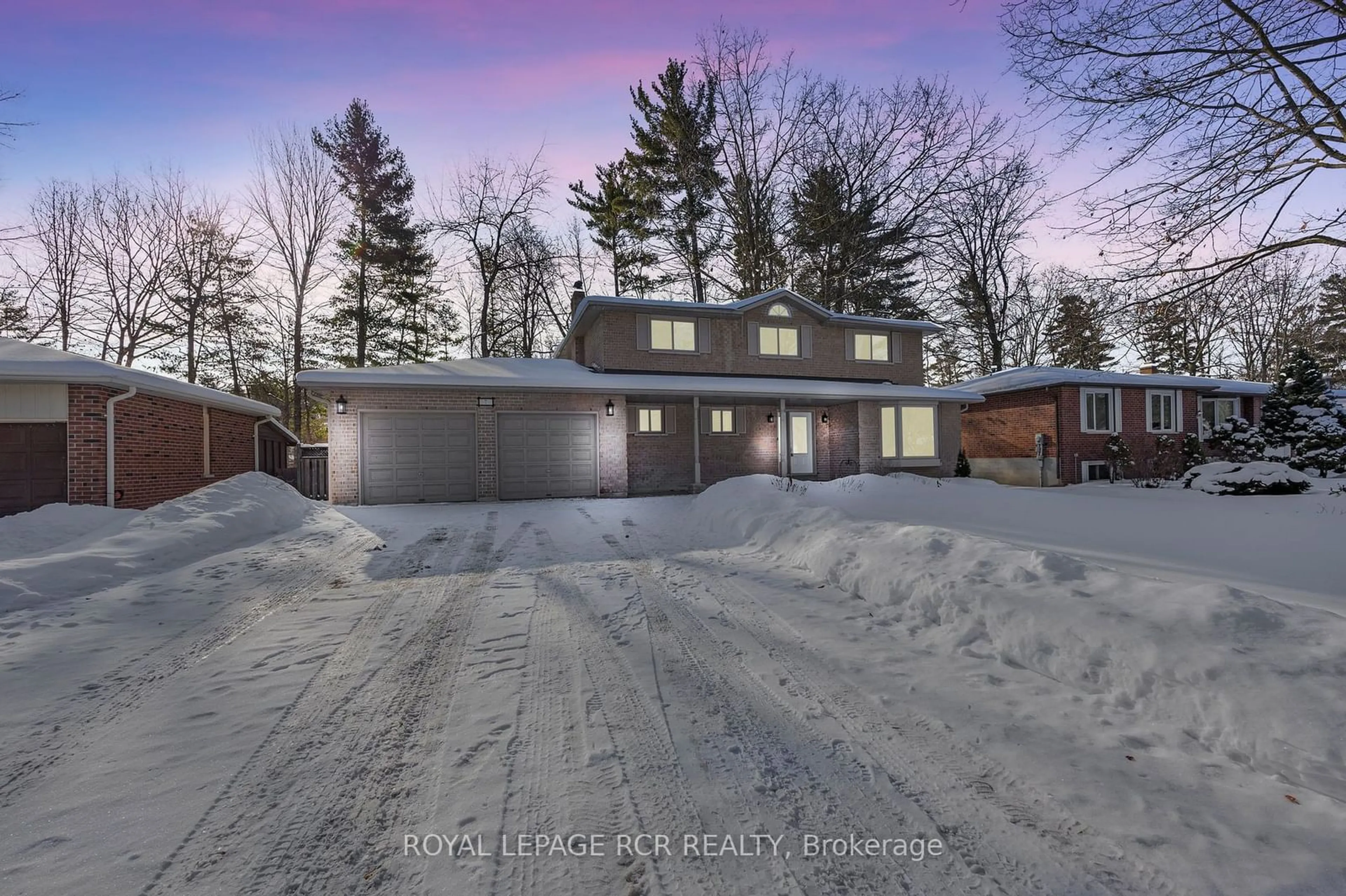 A pic from outside/outdoor area/front of a property/back of a property/a pic from drone, street for 7 French Cres, East Gwillimbury Ontario L9N 1J8