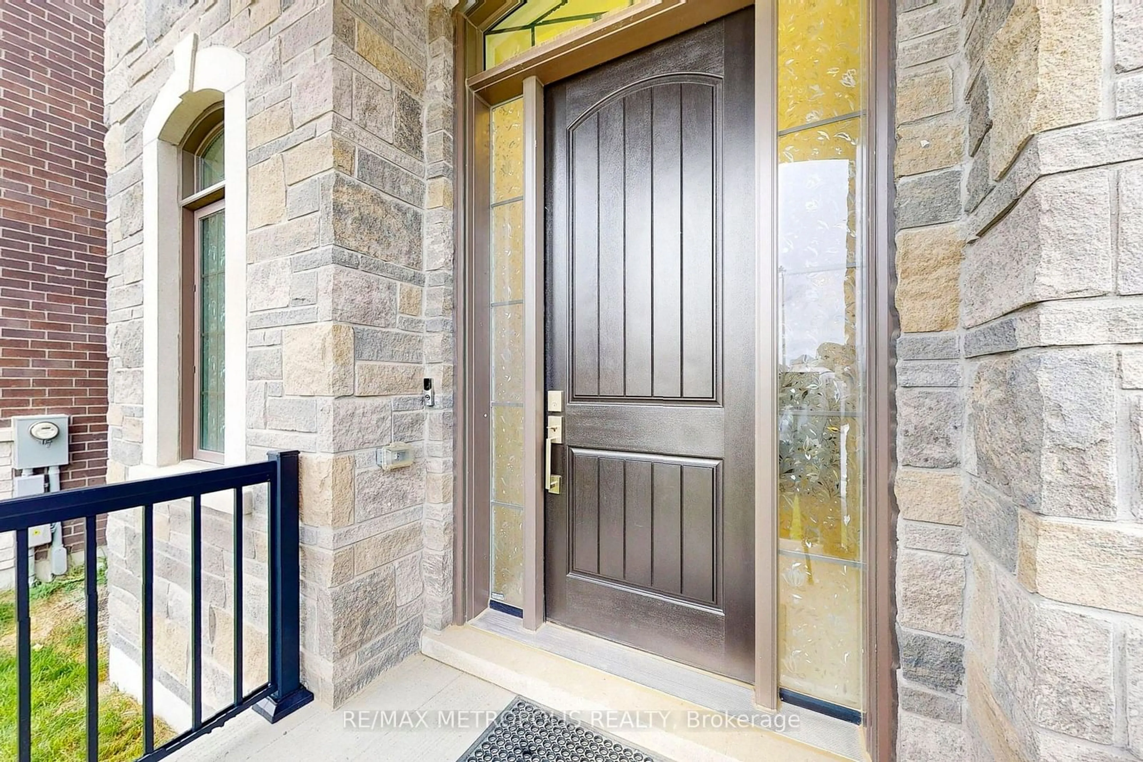 Indoor entryway for 100 Ballantyne Blvd, Vaughan Ontario L3L 0E8