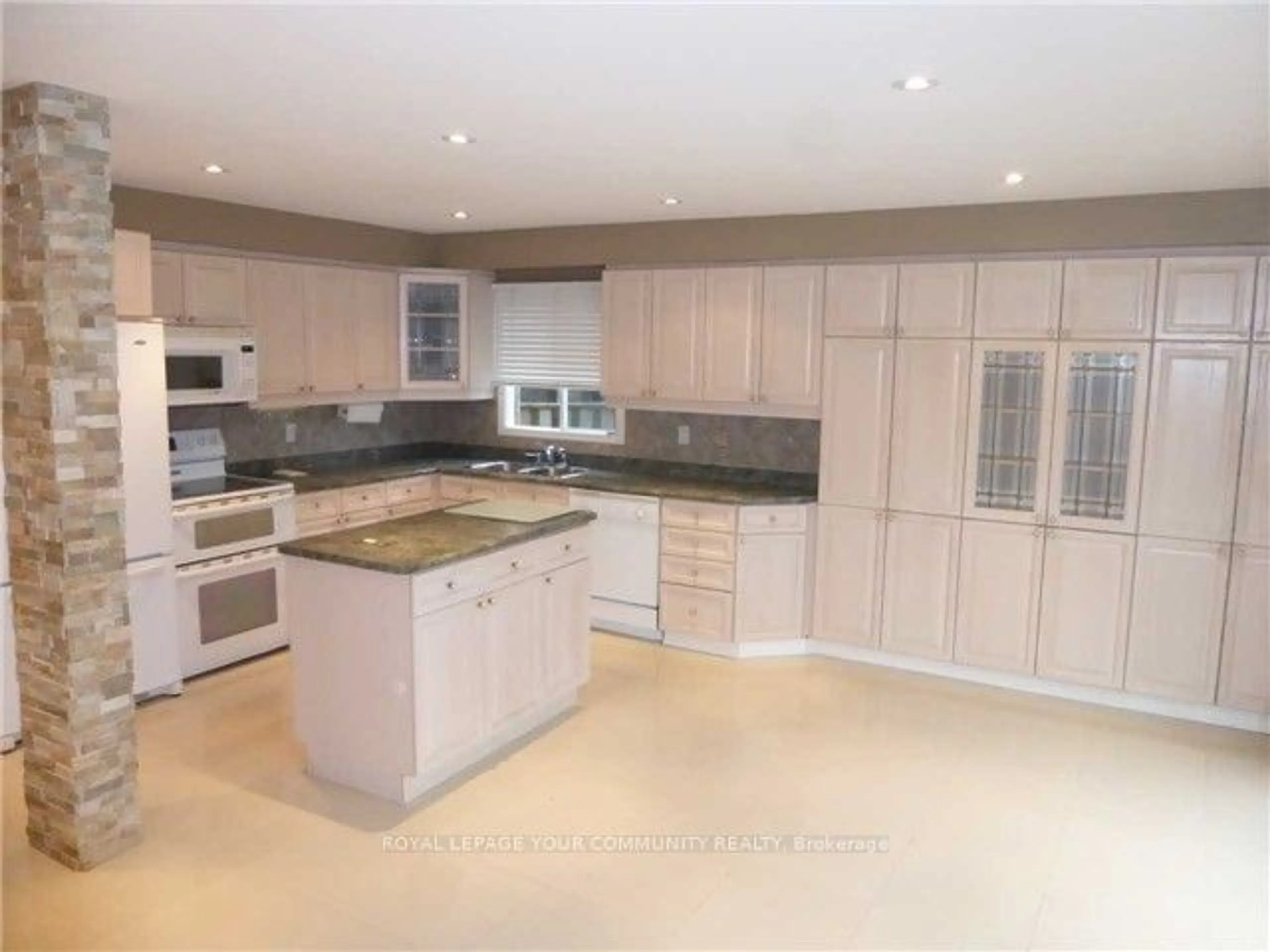 Open concept kitchen, ceramic/tile floor for 34 Beasley Dr, Richmond Hill Ontario L4C 7Z5