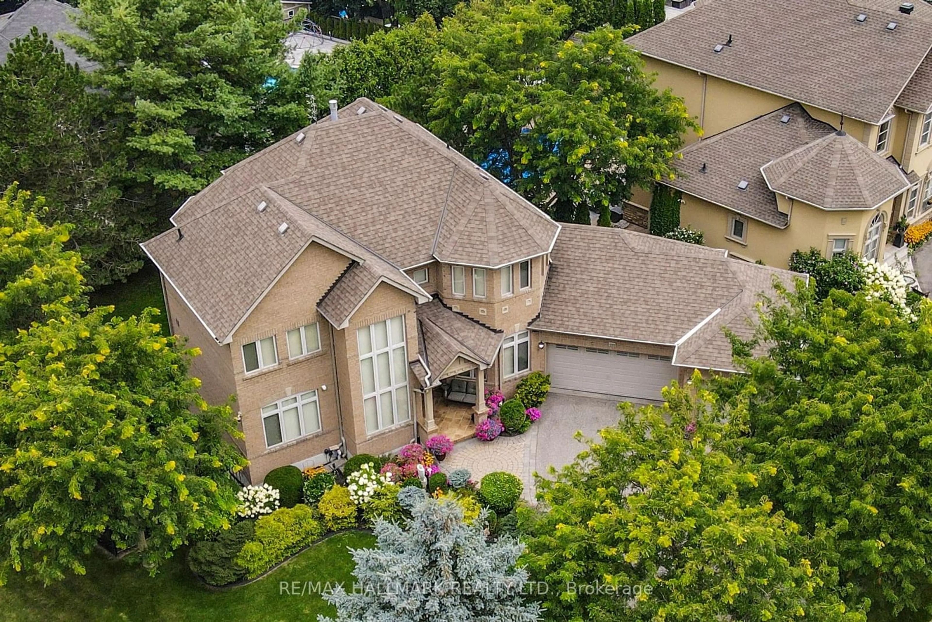 A pic from outside/outdoor area/front of a property/back of a property/a pic from drone, street for 151 Nevada Cres, Vaughan Ontario L6A 2V4