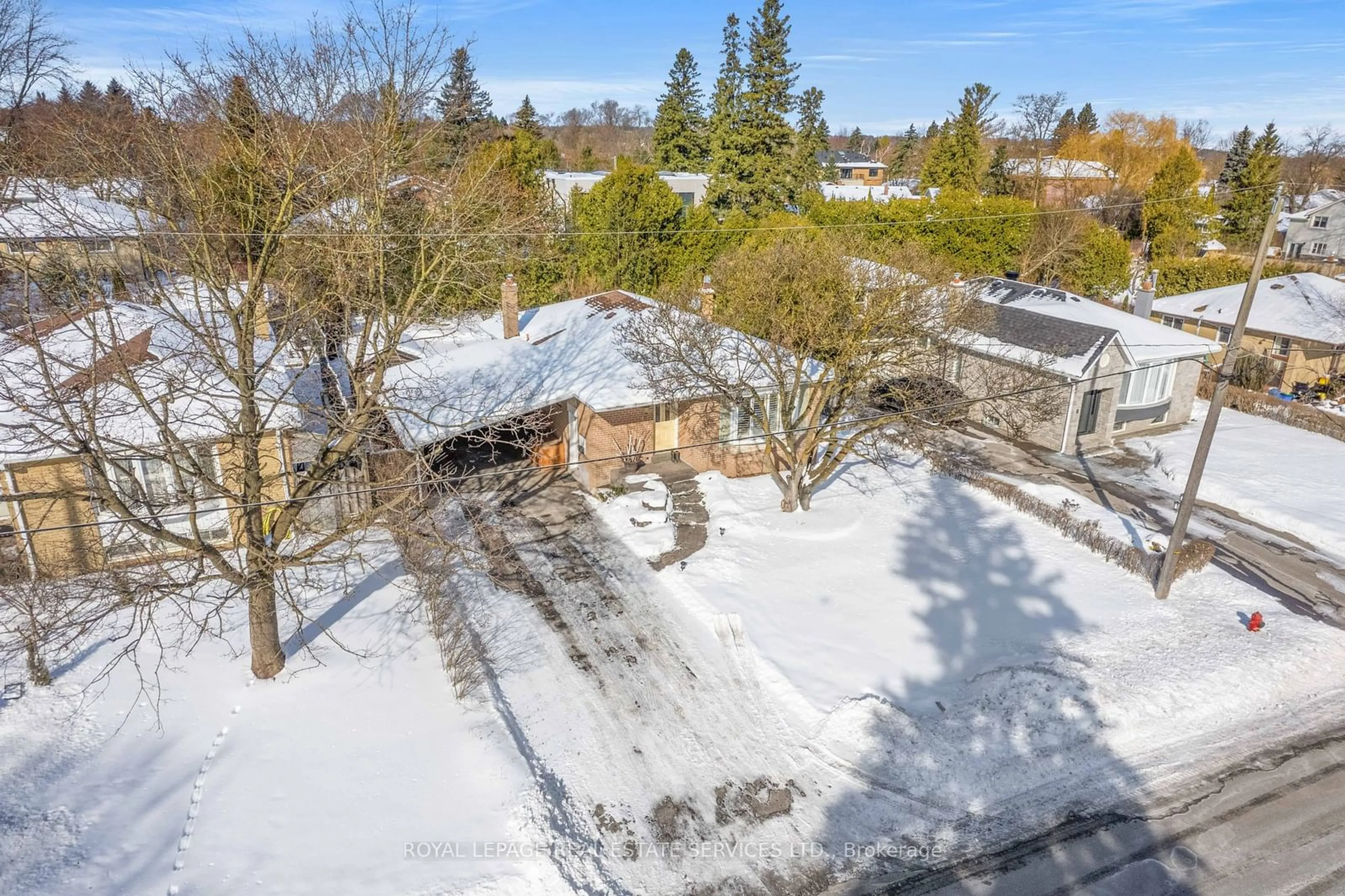 A pic from outside/outdoor area/front of a property/back of a property/a pic from drone, street for 10 Holman Cres, Aurora Ontario L4G 1Z9