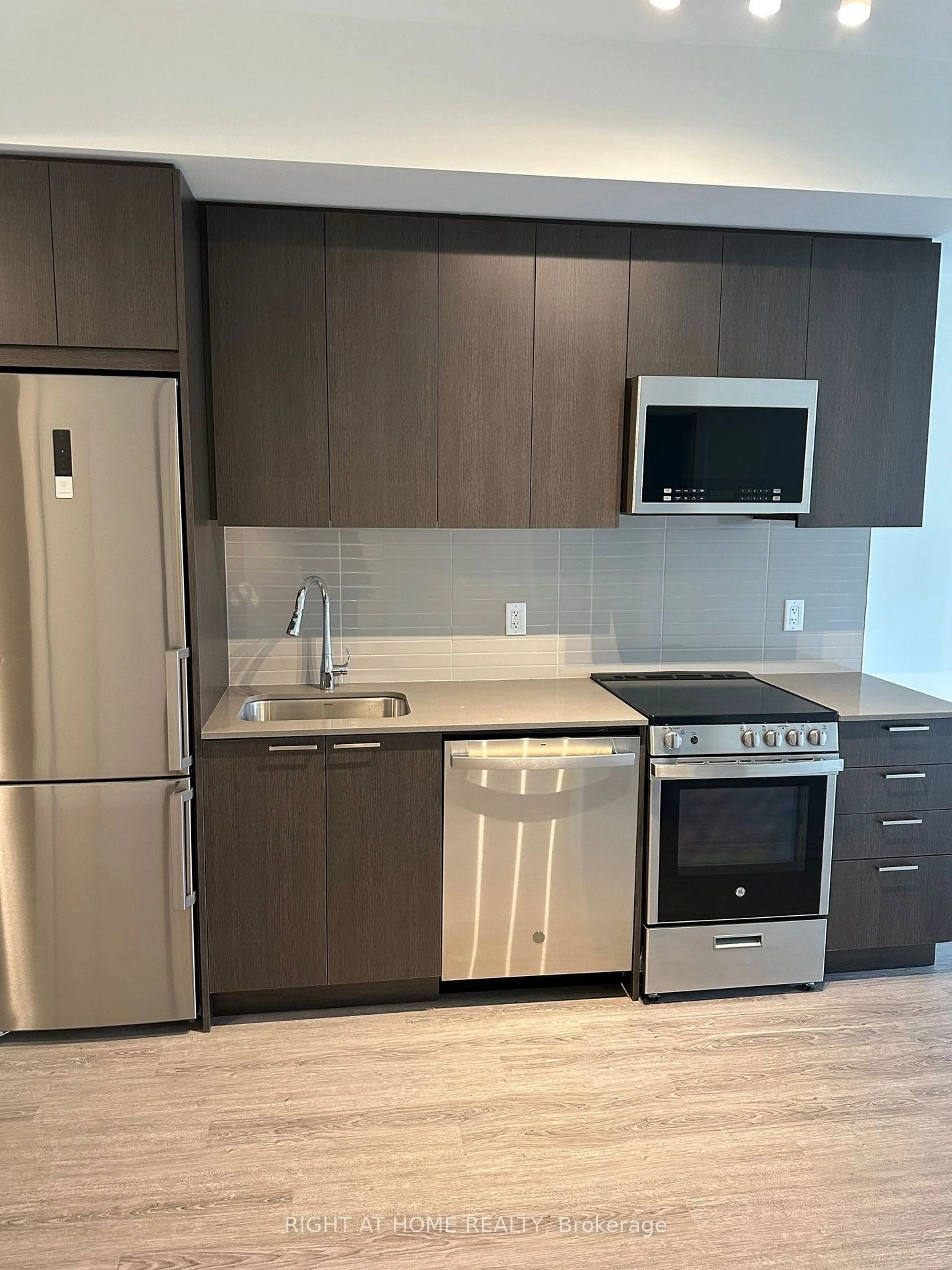 Standard kitchen, wood/laminate floor for 185 Deerfield Rd #015, Newmarket Ontario L3Y 0G7