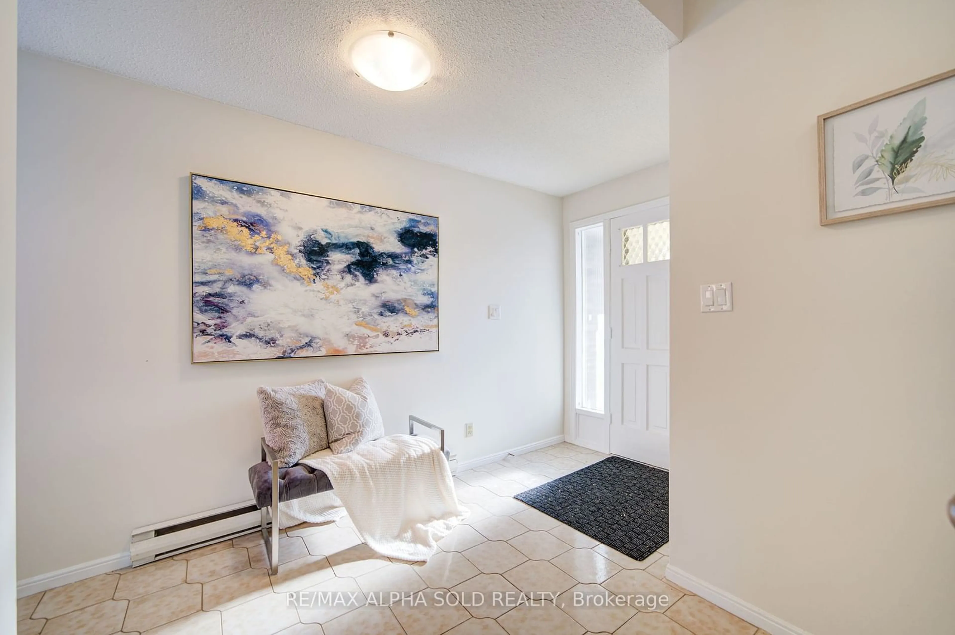 Indoor entryway for 73 Oak Lea Circ, Markham Ontario L3P 3M3