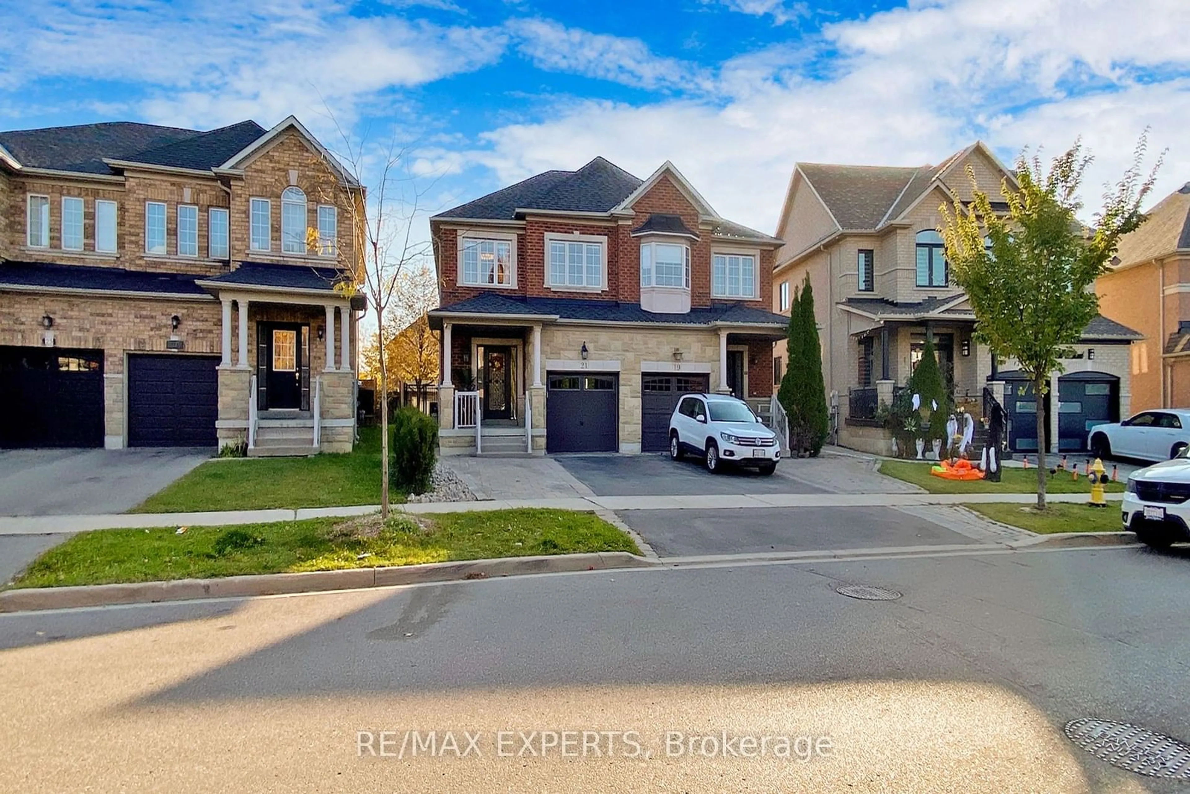 Home with brick exterior material, street for 21 Twin Hills Cres, Vaughan Ontario L4H 0G5