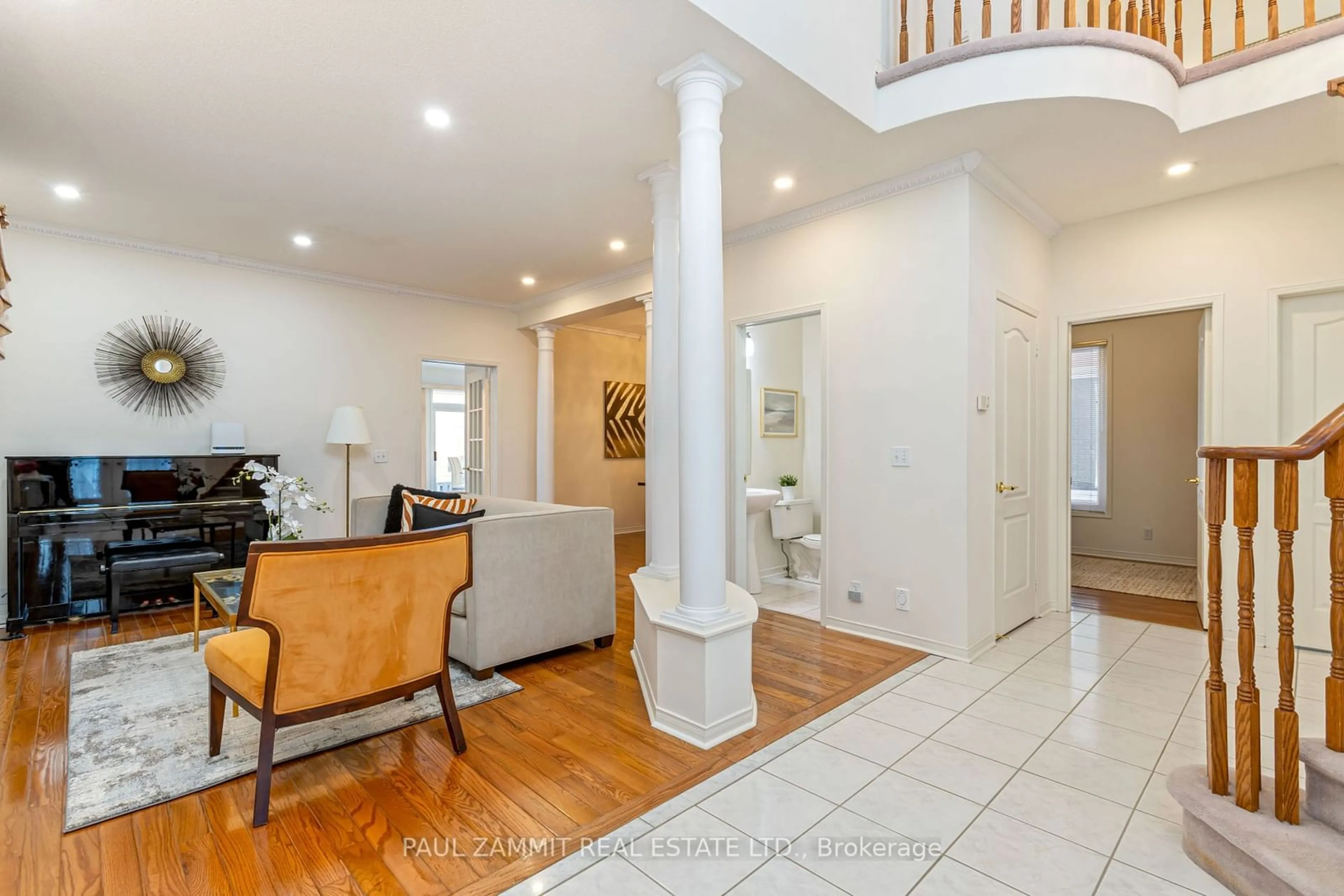 Indoor foyer for 64 Walnut Grove Cres, Richmond Hill Ontario L4S 1Y9