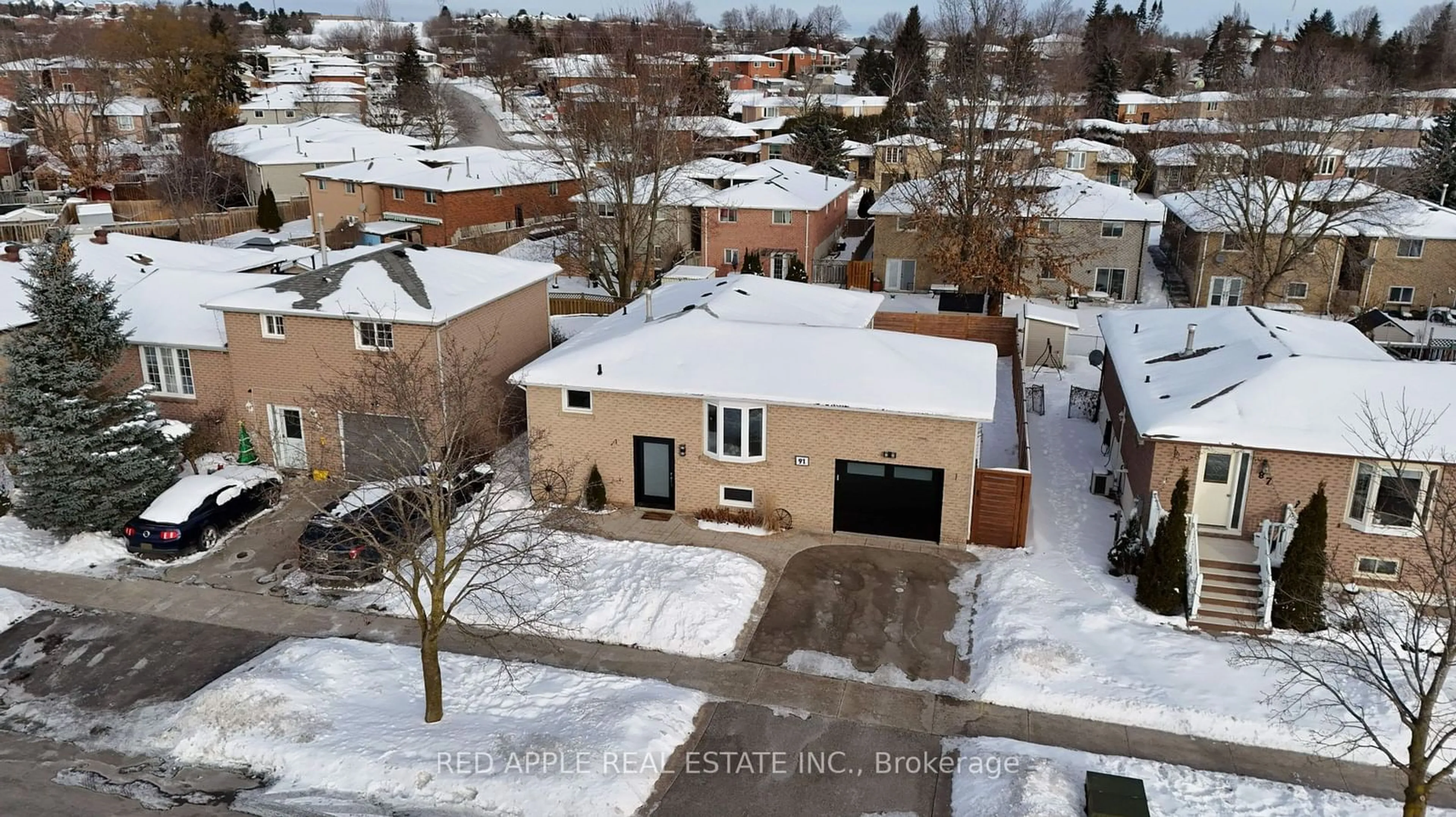 A pic from outside/outdoor area/front of a property/back of a property/a pic from drone, street for 91 Ondrey St, Bradford West Gwillimbury Ontario L3Z 2X1