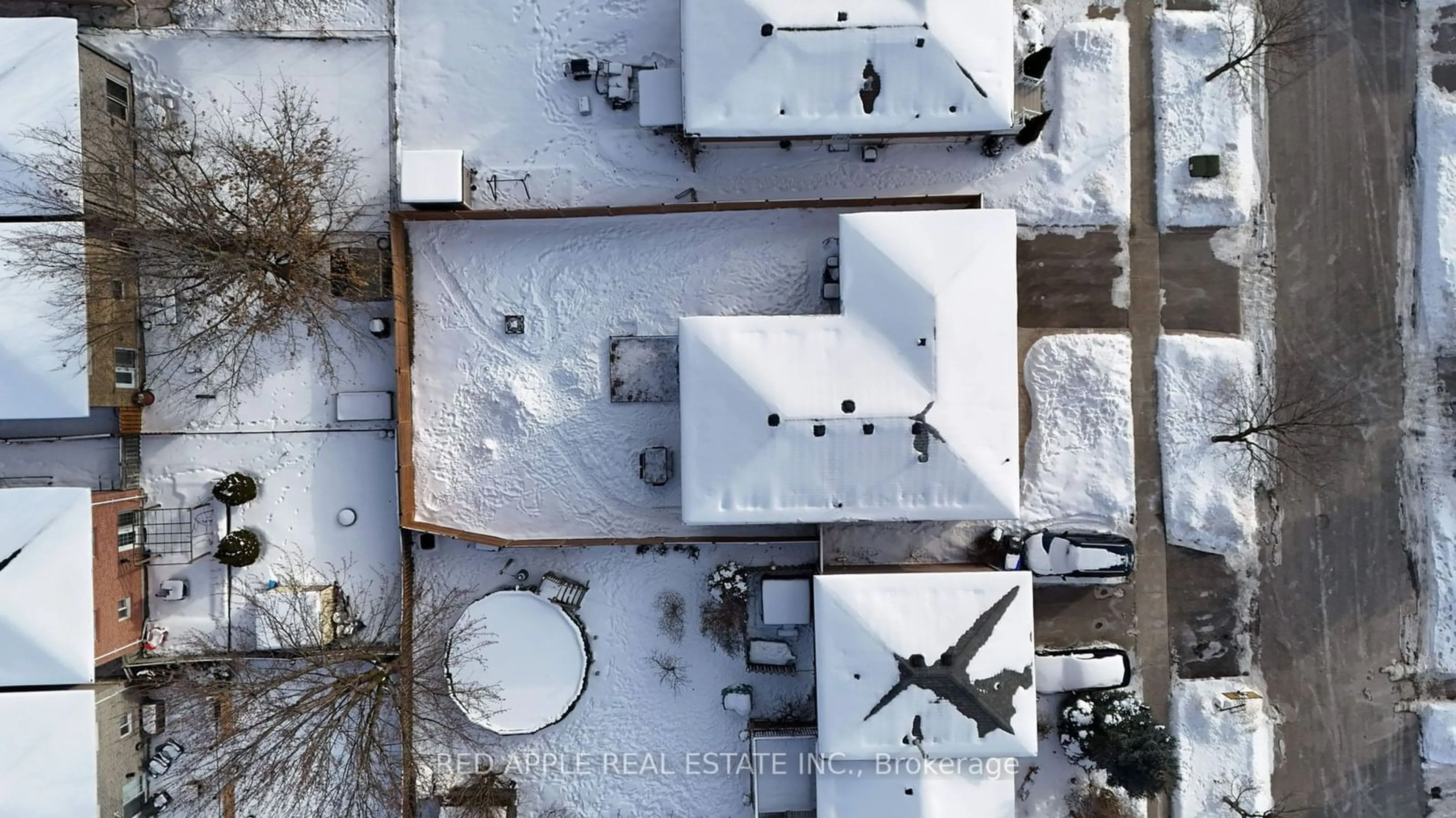 A pic from outside/outdoor area/front of a property/back of a property/a pic from drone, building for 91 Ondrey St, Bradford West Gwillimbury Ontario L3Z 2X1