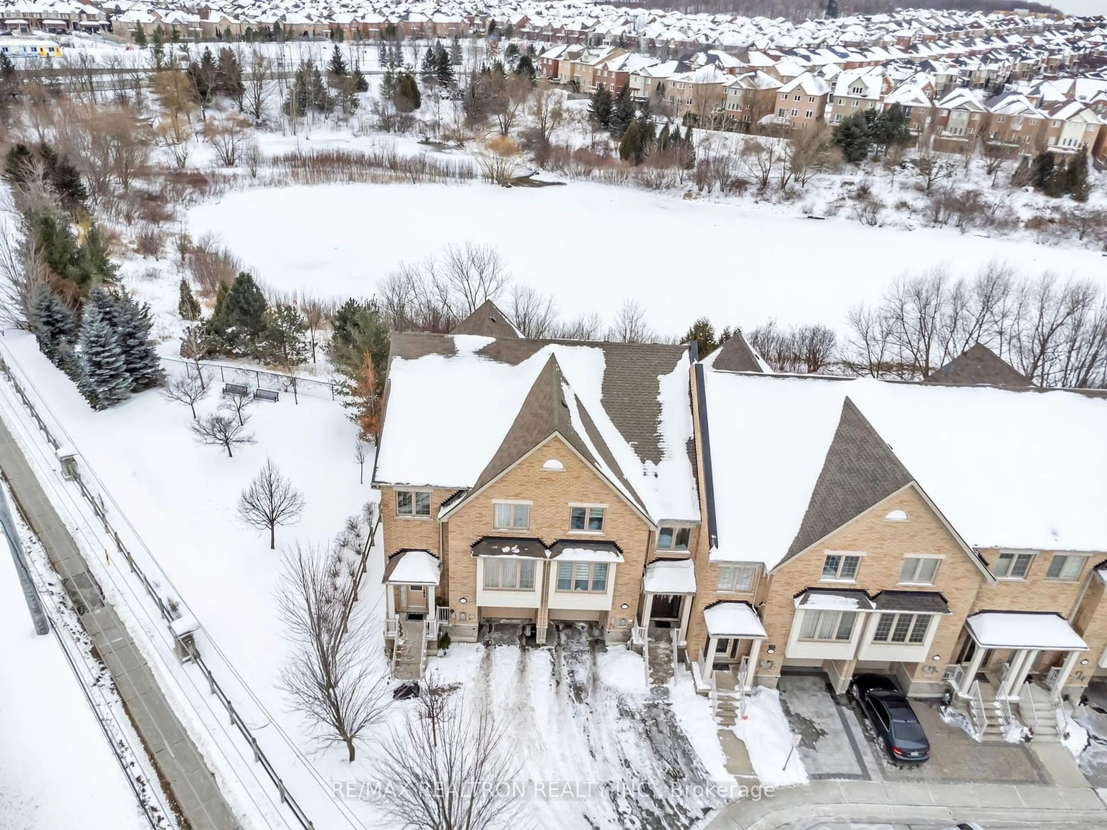 A pic from outside/outdoor area/front of a property/back of a property/a pic from drone, street for 8900 Bathurst St #1, Vaughan Ontario L4J 8A7