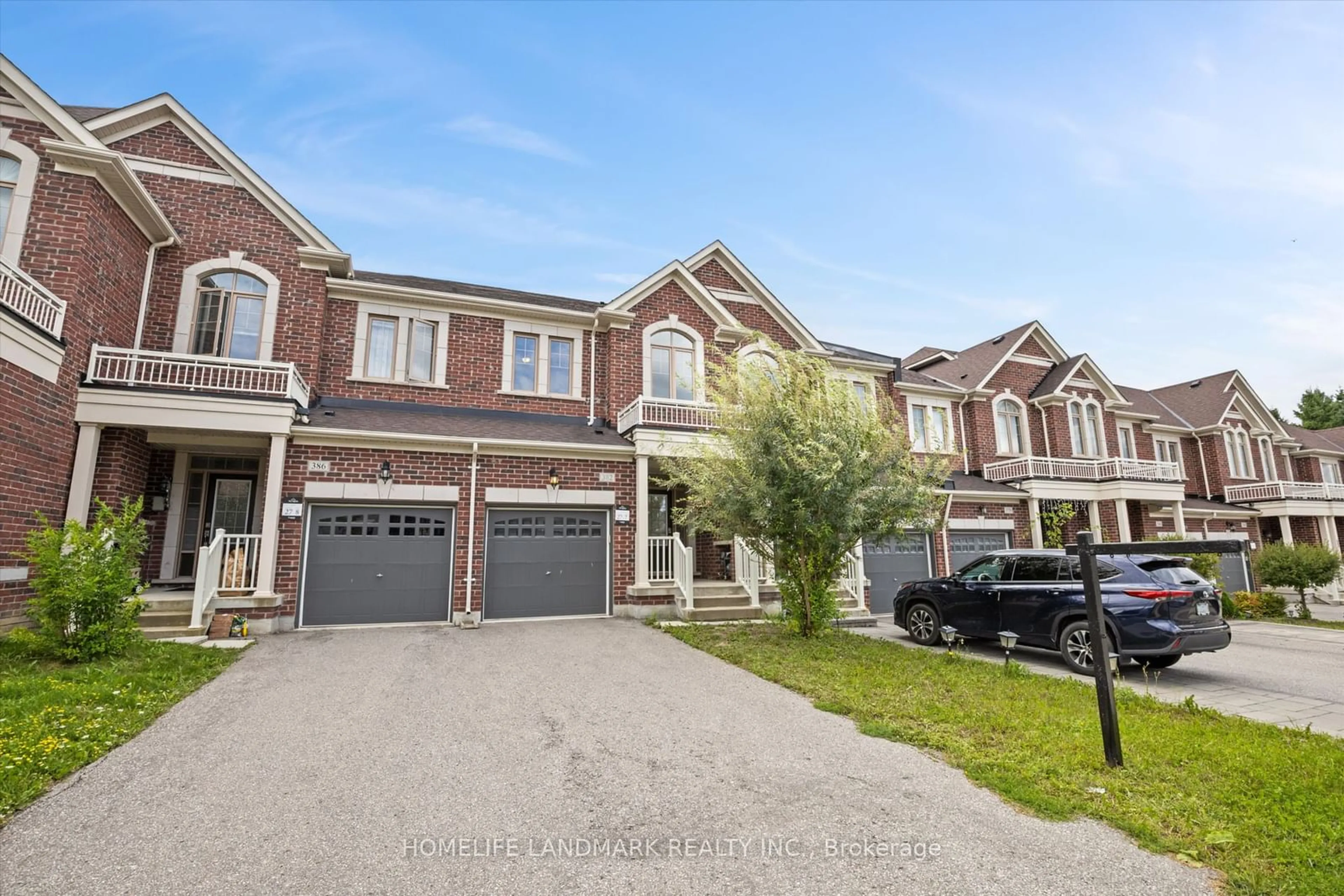 A pic from outside/outdoor area/front of a property/back of a property/a pic from drone, street for 382 William Graham Dr, Aurora Ontario L4G 0Z9