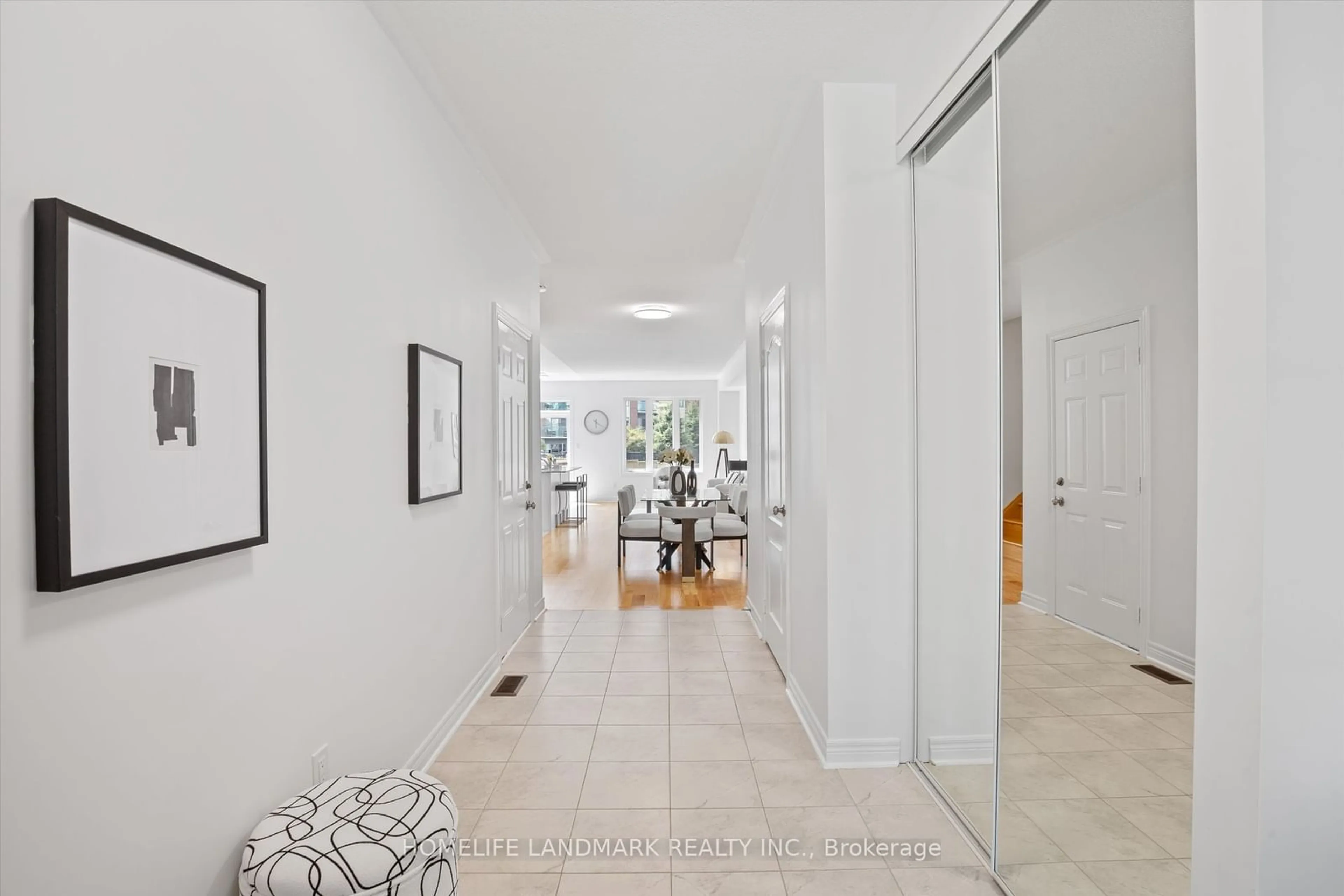 Indoor foyer for 382 William Graham Dr, Aurora Ontario L4G 0Z9