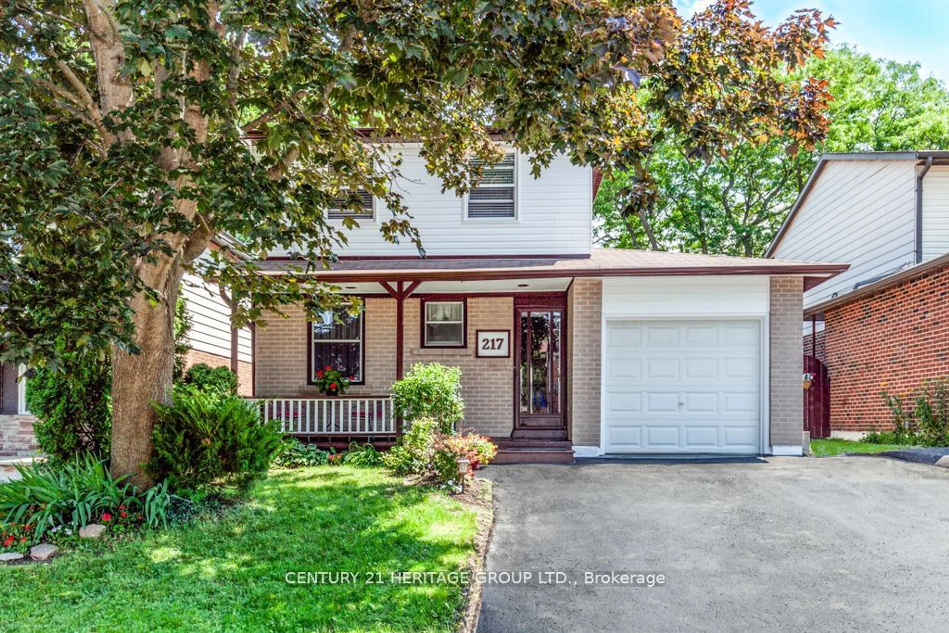 Home with vinyl exterior material, street for 217 Thoms Cres, Newmarket Ontario L3Y 1C9