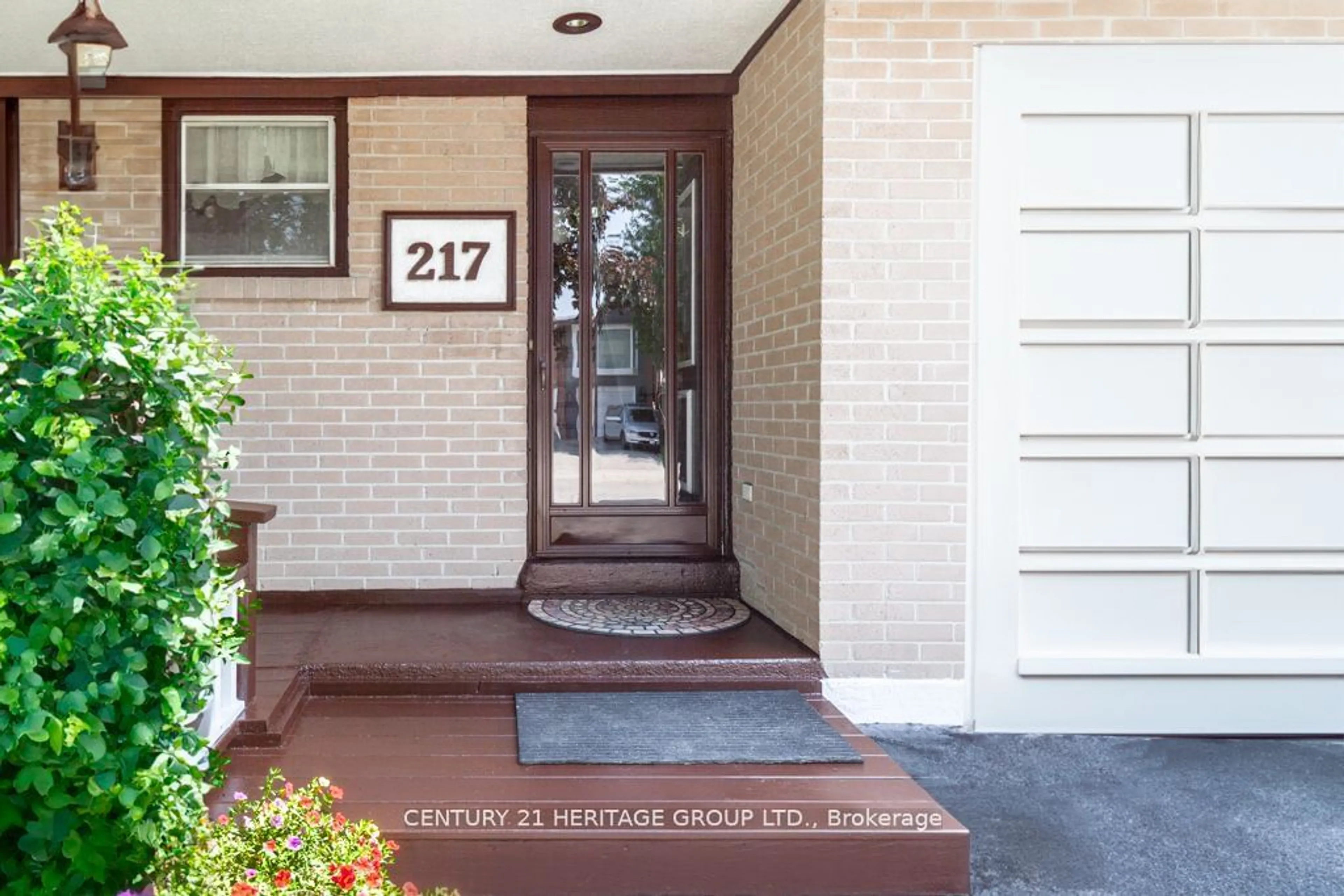 Indoor entryway for 217 Thoms Cres, Newmarket Ontario L3Y 1C9