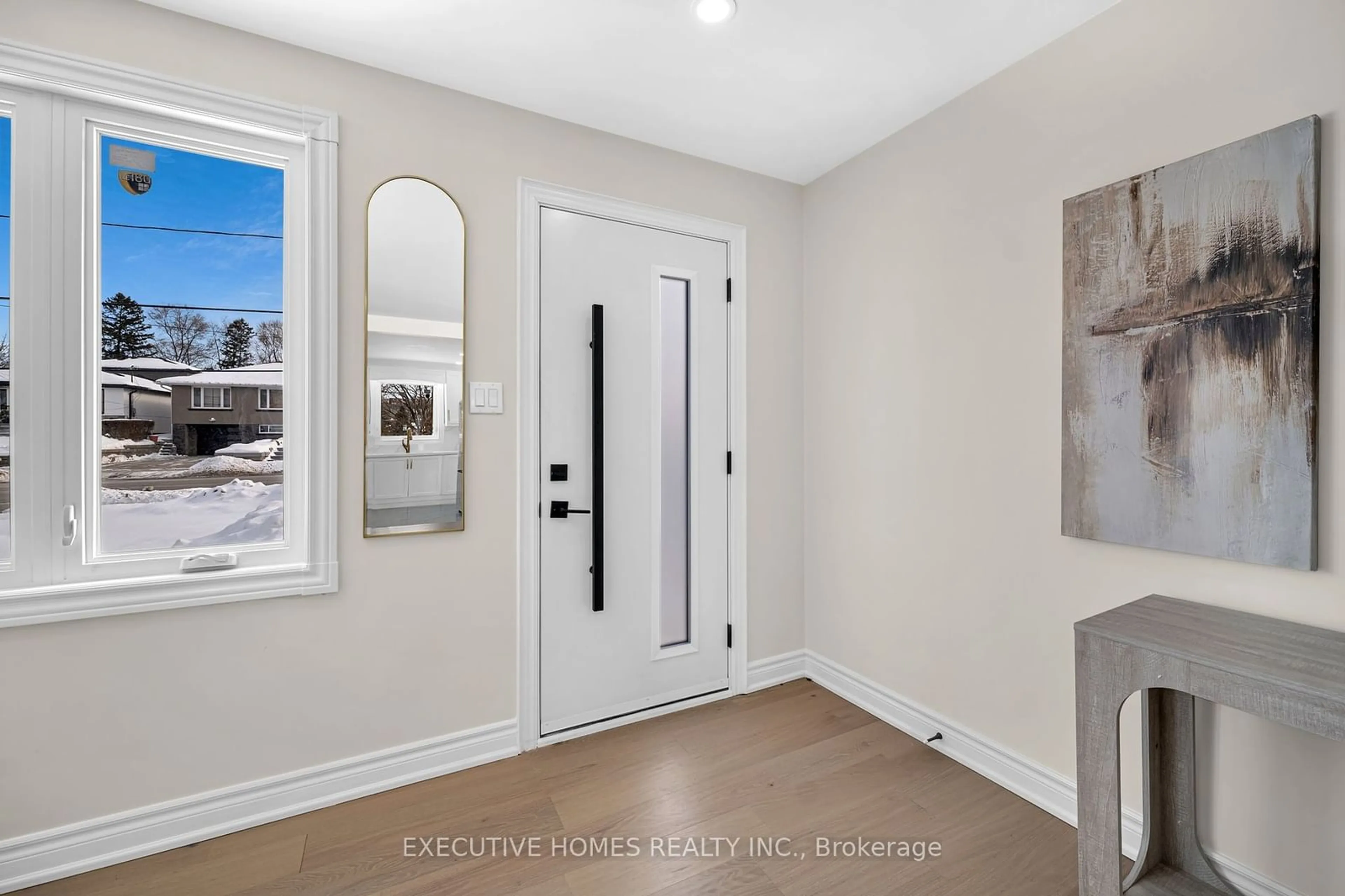 Indoor entryway for 244 Simcoe Rd, Bradford West Gwillimbury Ontario L3Z 1Y9