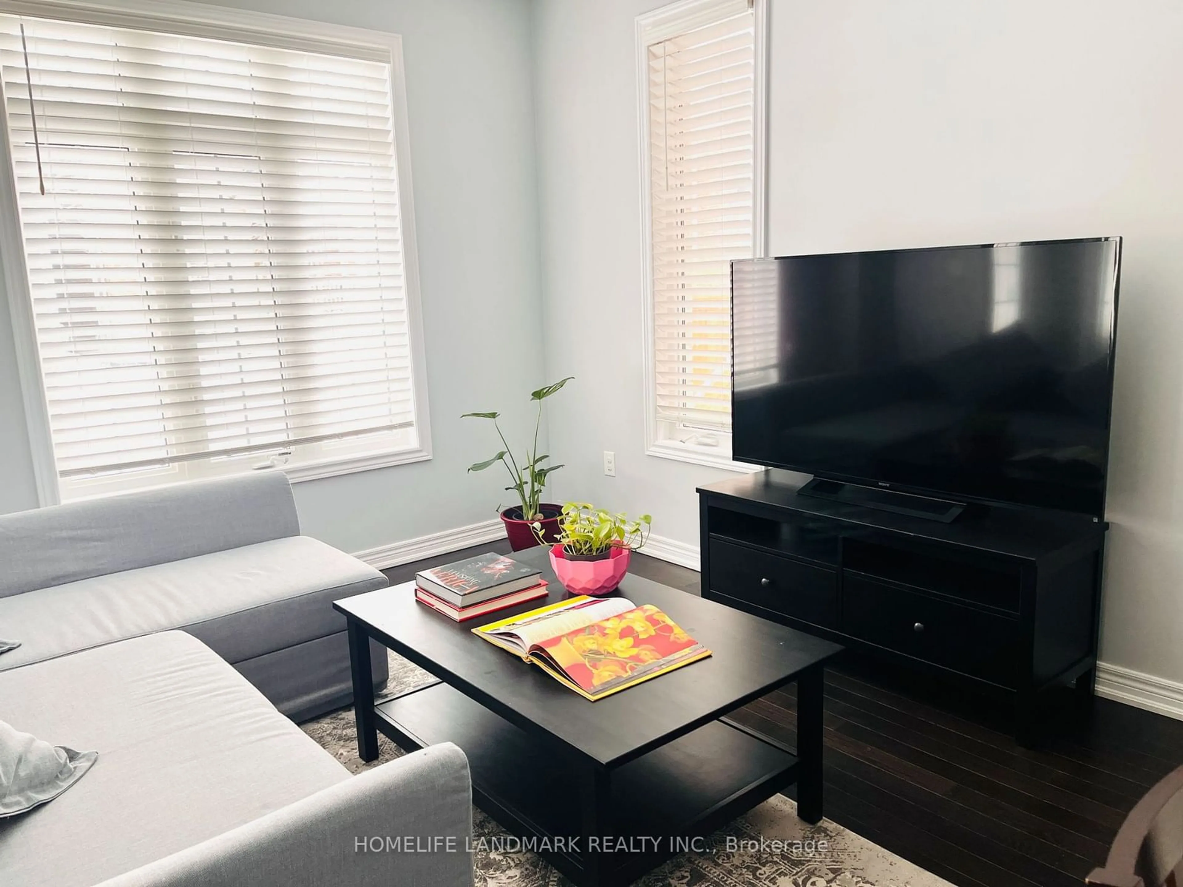 Living room with furniture, wood/laminate floor for 21 Sunnyside Hill Rd, Markham Ontario L6B 0X4