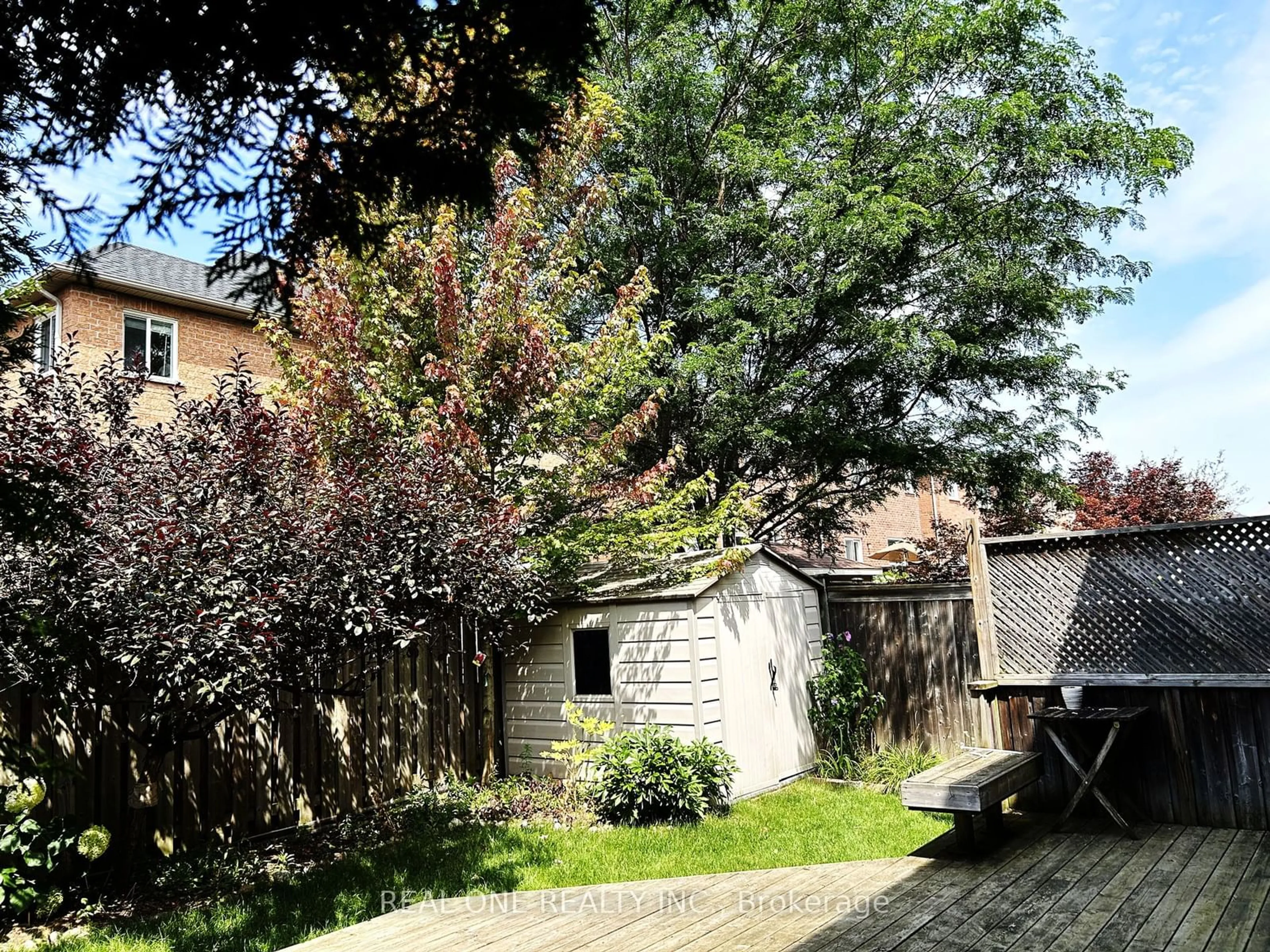 A pic from outside/outdoor area/front of a property/back of a property/a pic from drone, street for 94 Barnwood Dr, Richmond Hill Ontario L4E 5A2