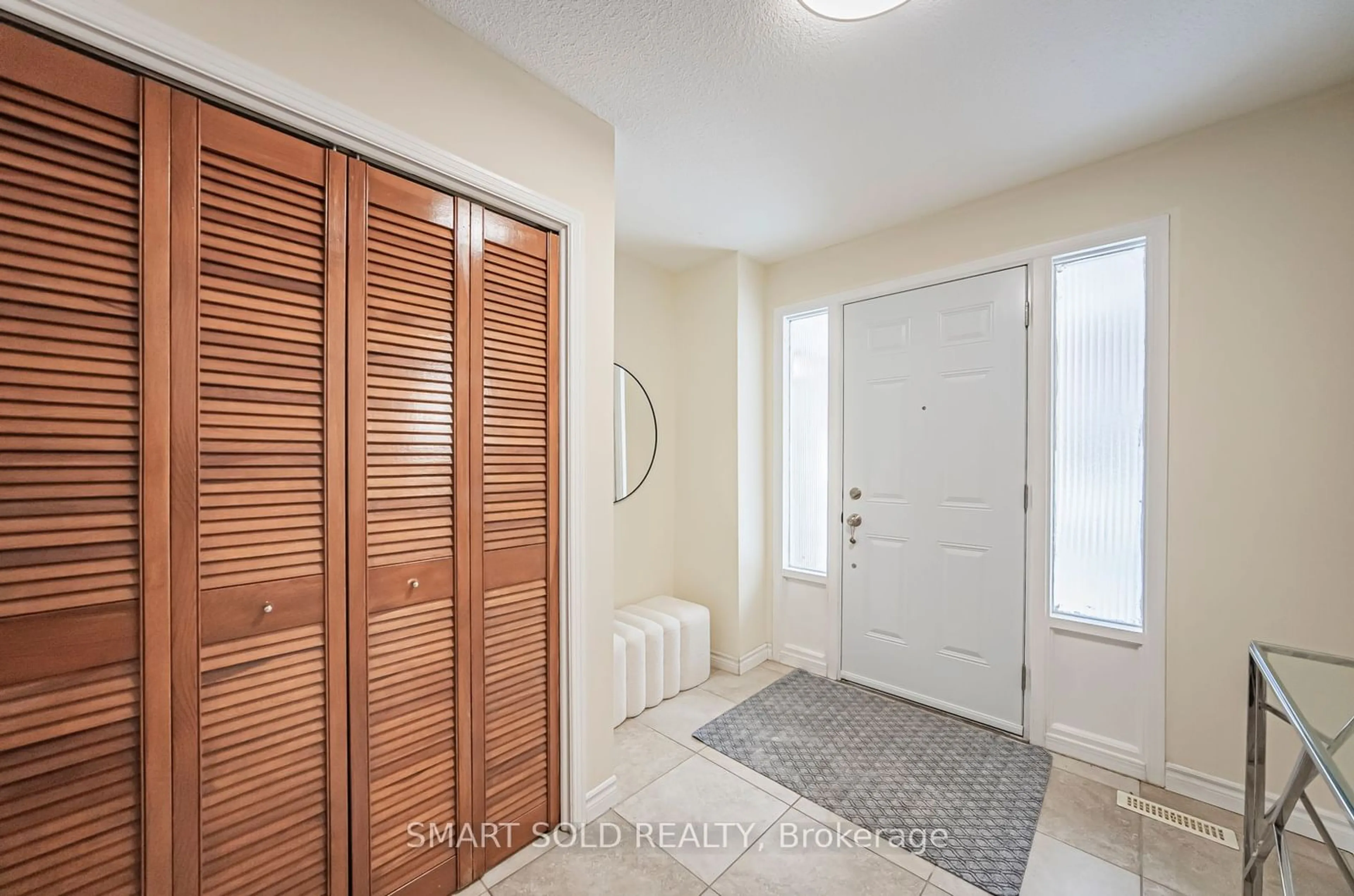 Indoor entryway for 653 Village Pkwy #73, Markham Ontario L3R 2R2