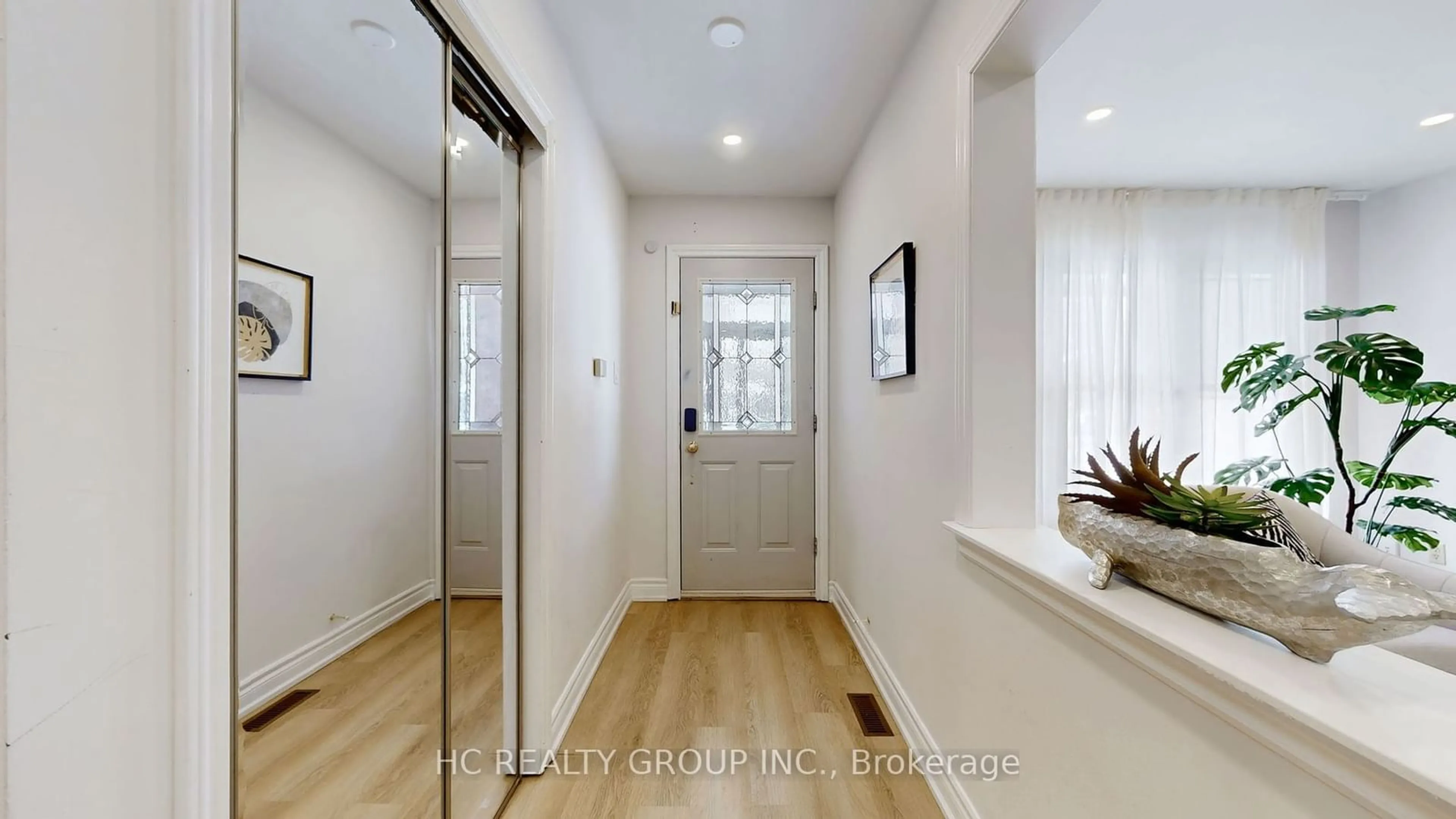 Indoor entryway for 327 Sussex Ave, Richmond Hill Ontario L4C 6B4