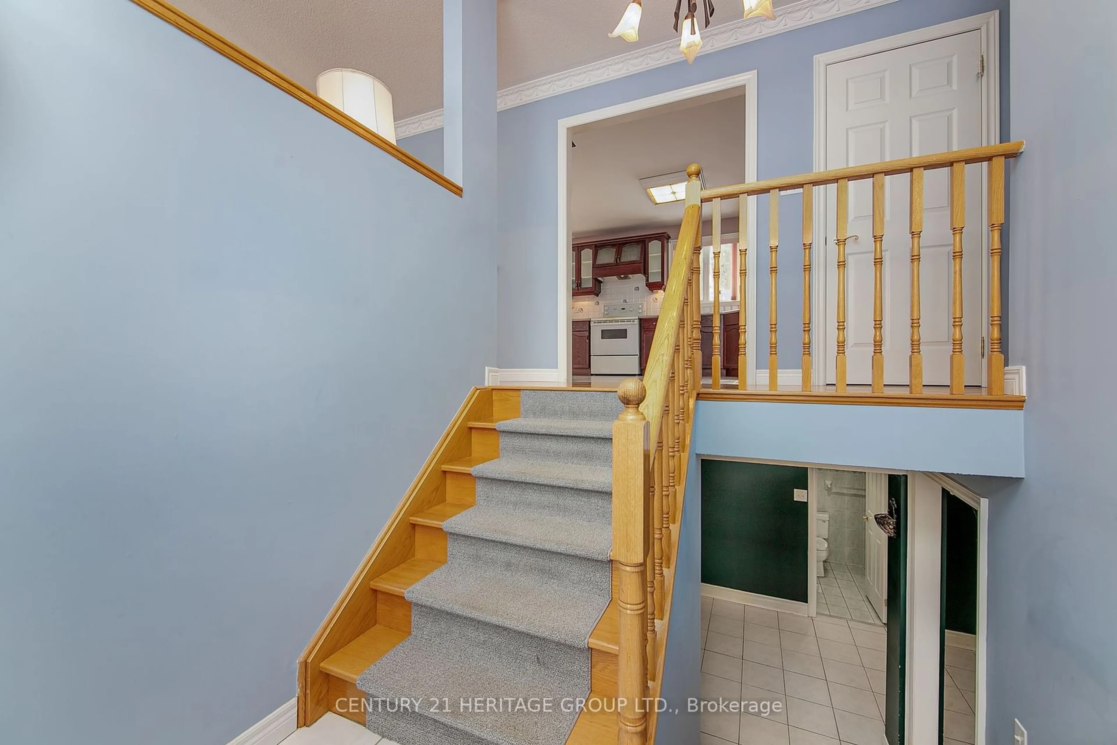 Indoor foyer for 70 Moore Ave, Adjala-Tosorontio Ontario L0M 1J0