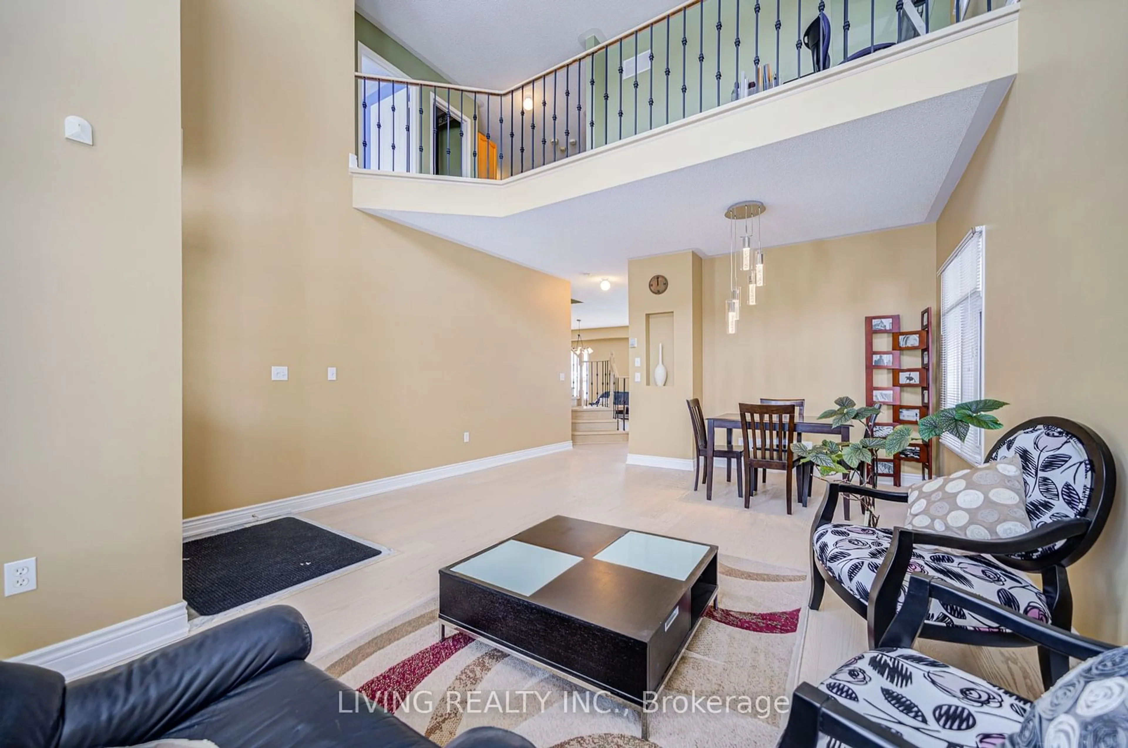 Indoor foyer for 70 Russell Hill Rd, Markham Ontario L6C 2M5