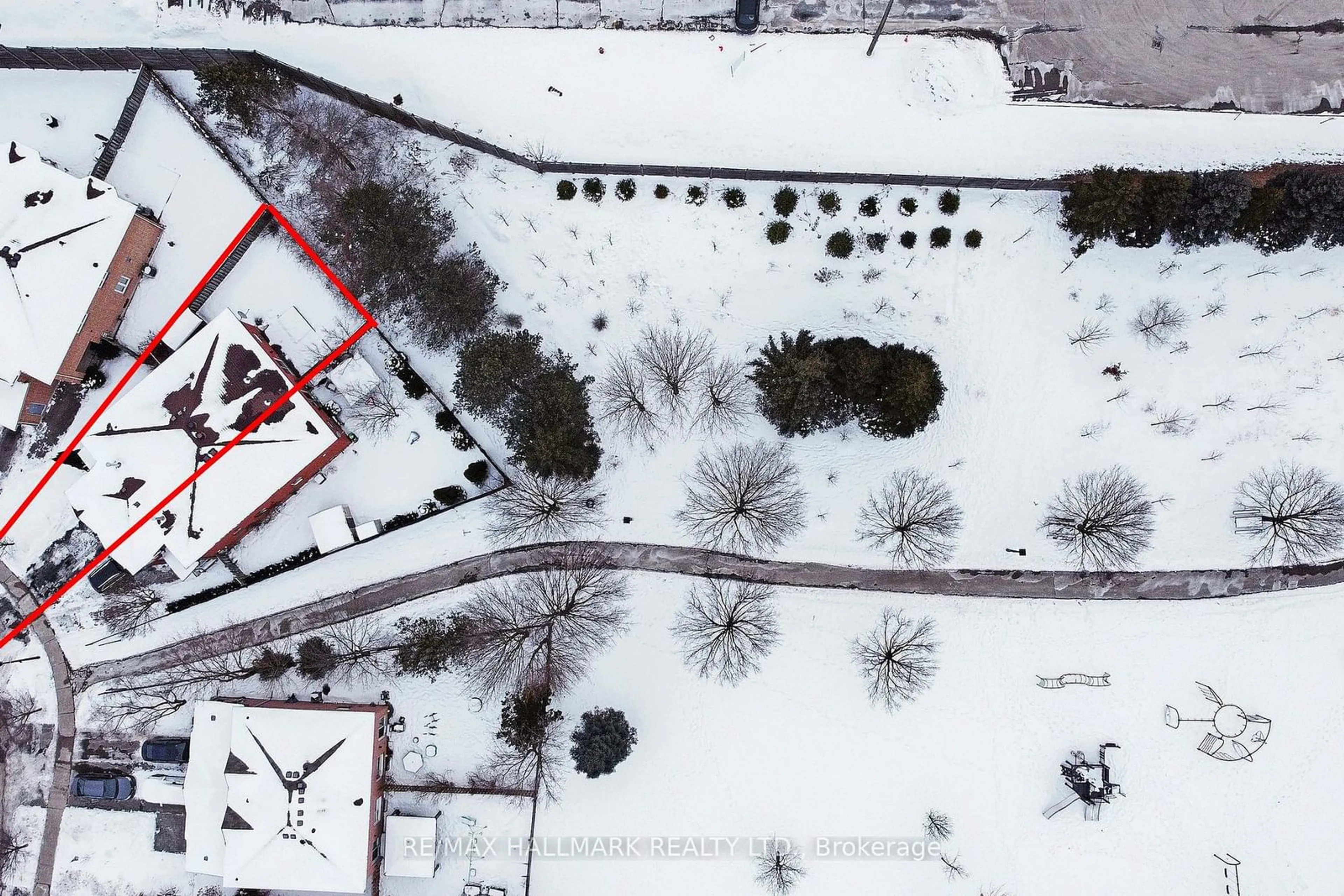 A pic from outside/outdoor area/front of a property/back of a property/a pic from drone, street for 711 Walpole Cres, Newmarket Ontario L3X 2B3