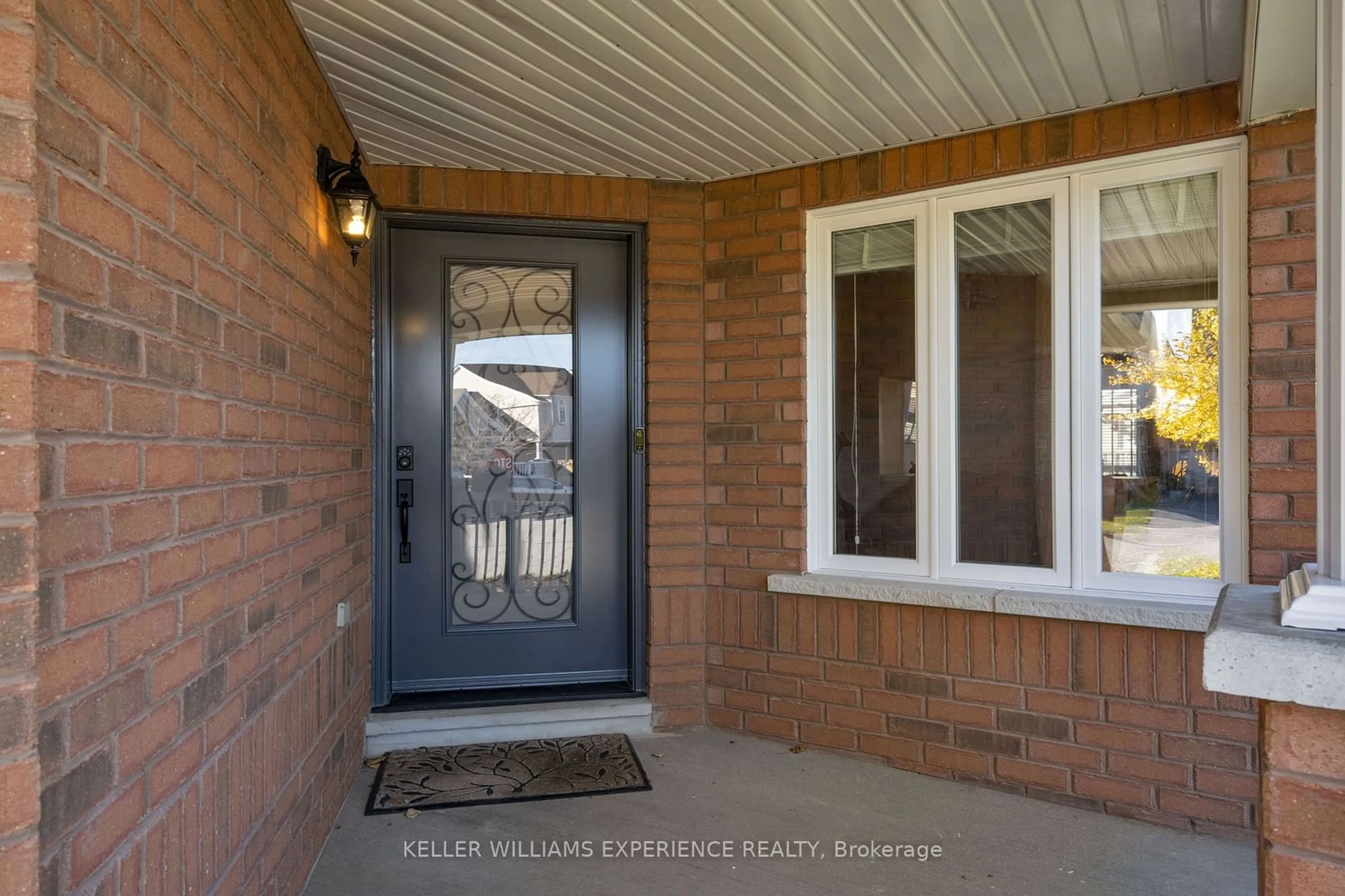 Indoor entryway for 1112 Kell St, Innisfil Ontario L9S 4W4