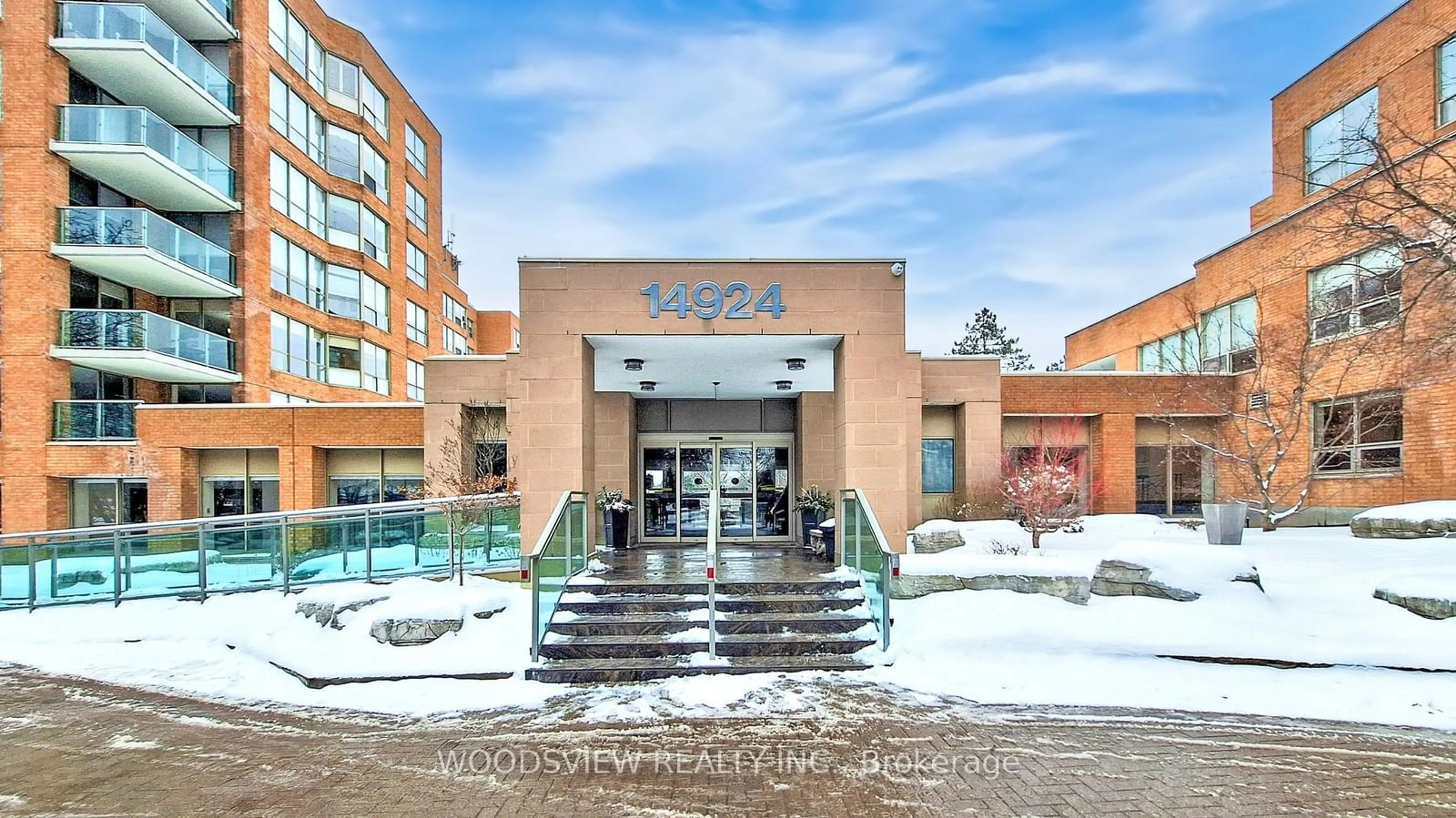 Indoor foyer for 14924 Yonge St #120, Aurora Ontario L4G 6H7