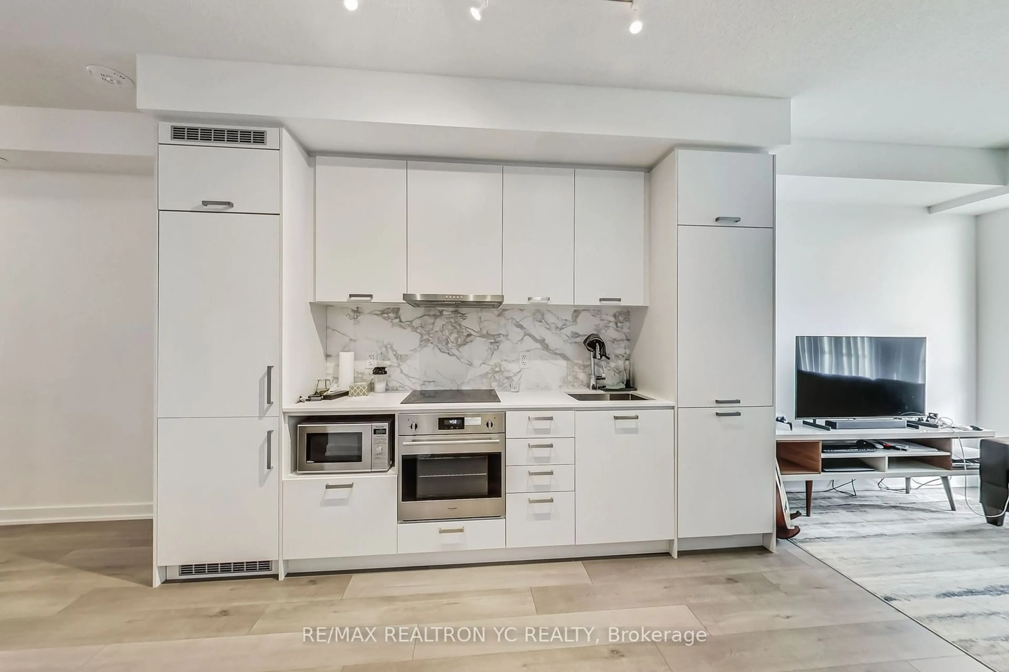 Contemporary kitchen, unknown for 38 Honeycrisp Cres #711, Vaughan Ontario L4K 0M8