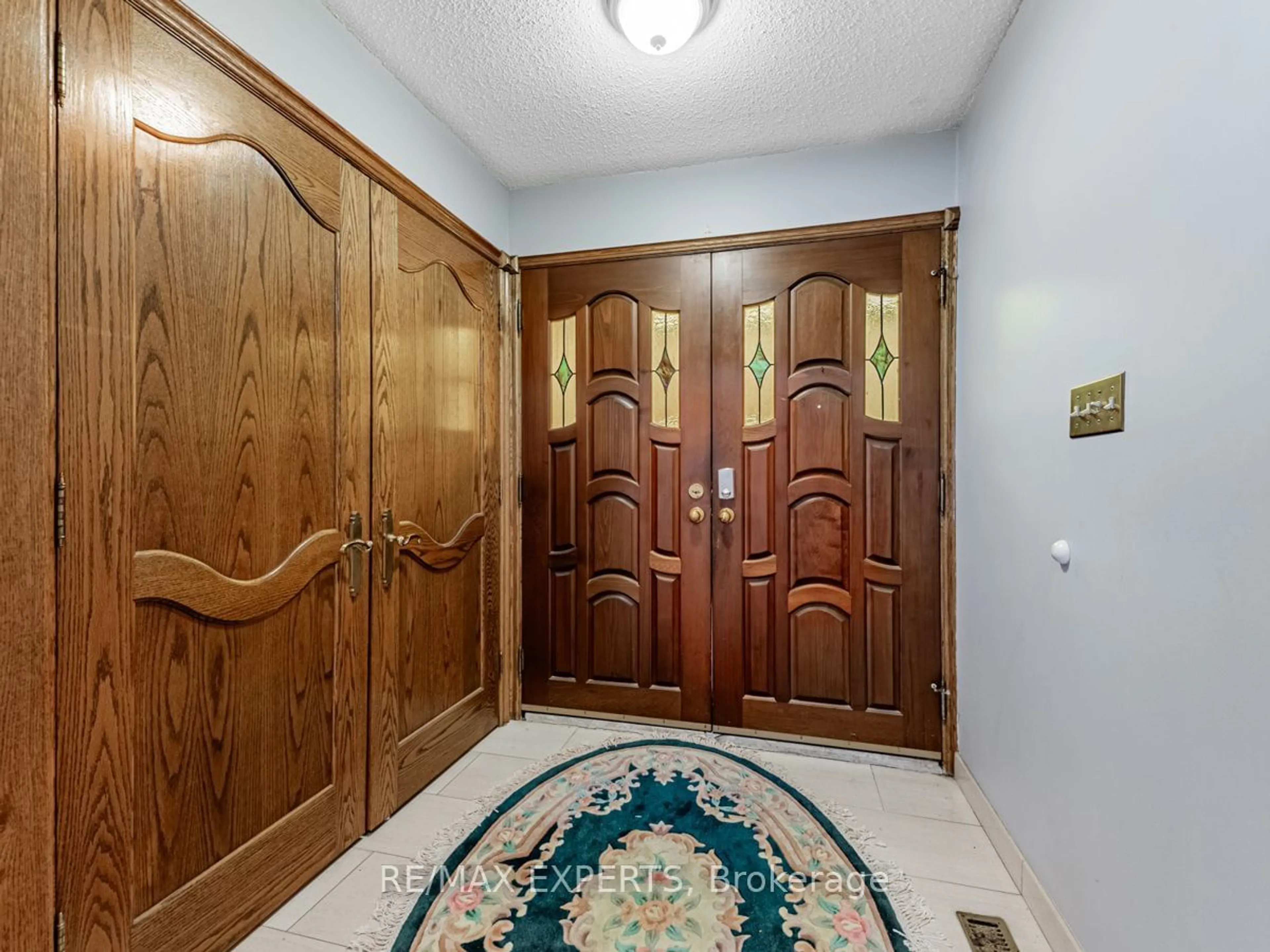 Indoor foyer for 12 Arrowhead Dr, Vaughan Ontario L4L 4A5