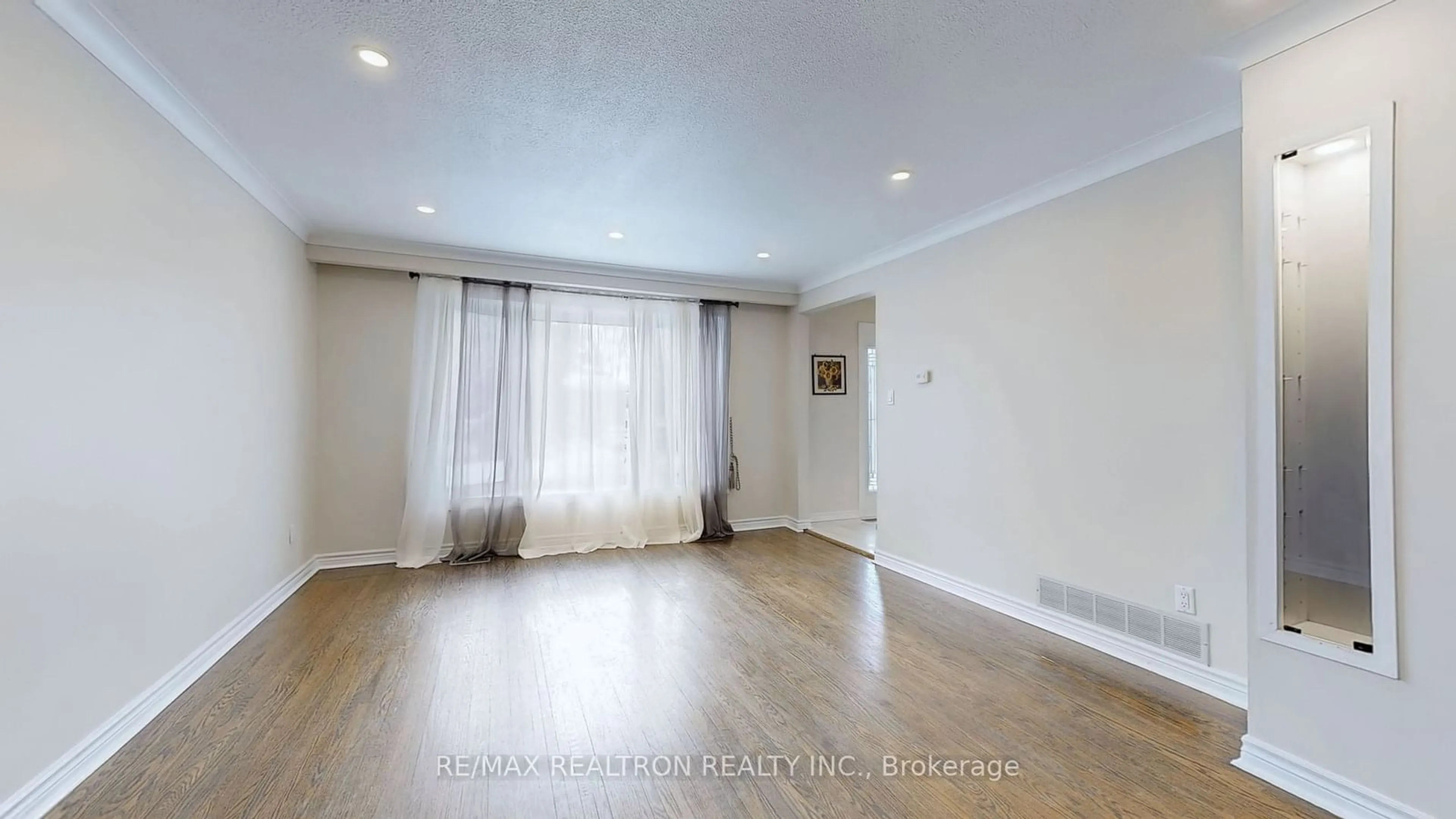 A pic of a room for 6 Hammond Dr, Aurora Ontario L4G 2T9