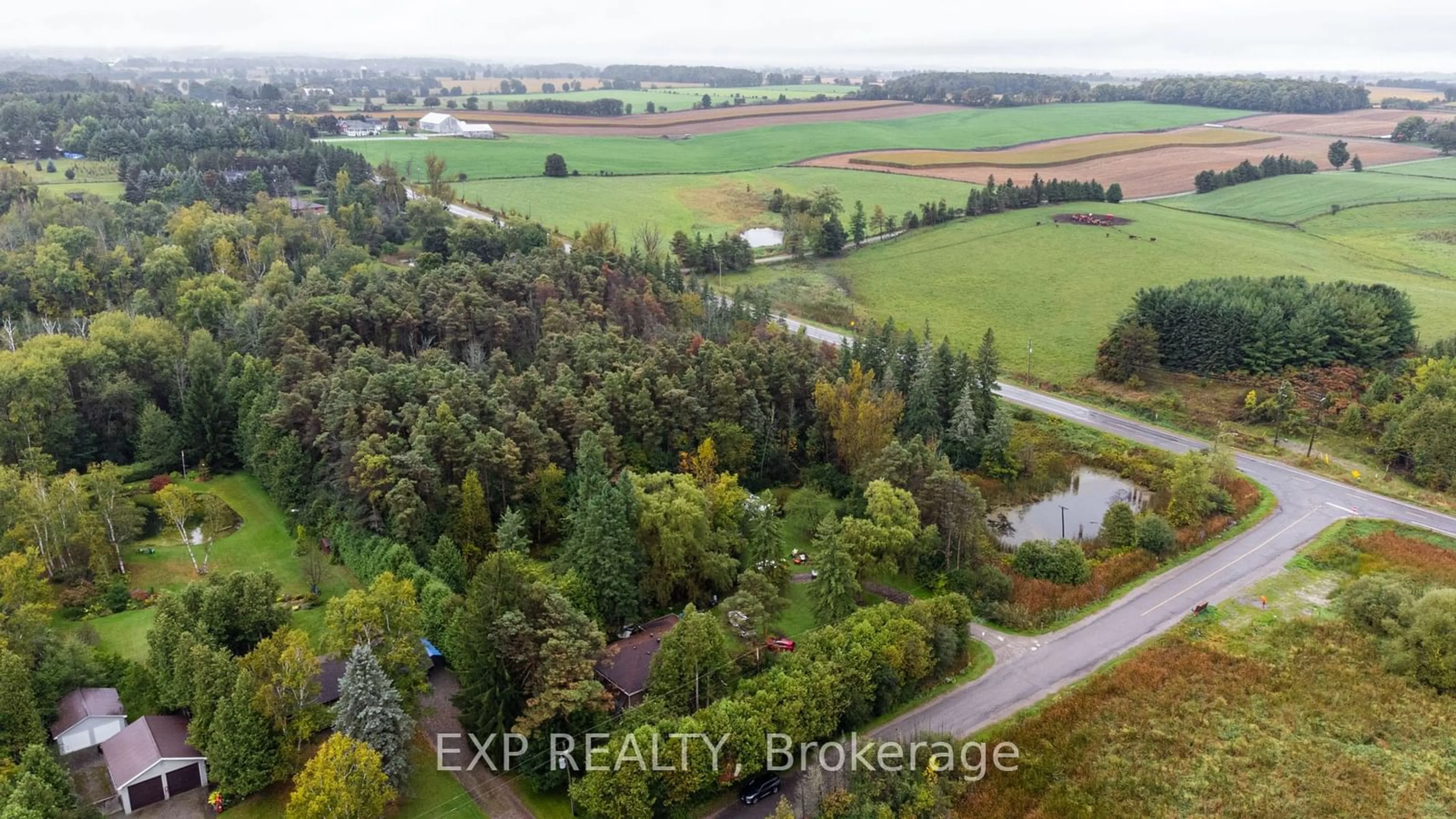 A pic from outside/outdoor area/front of a property/back of a property/a pic from drone, forest/trees view for 707 Foster Dr, Uxbridge Ontario L9P 1R2