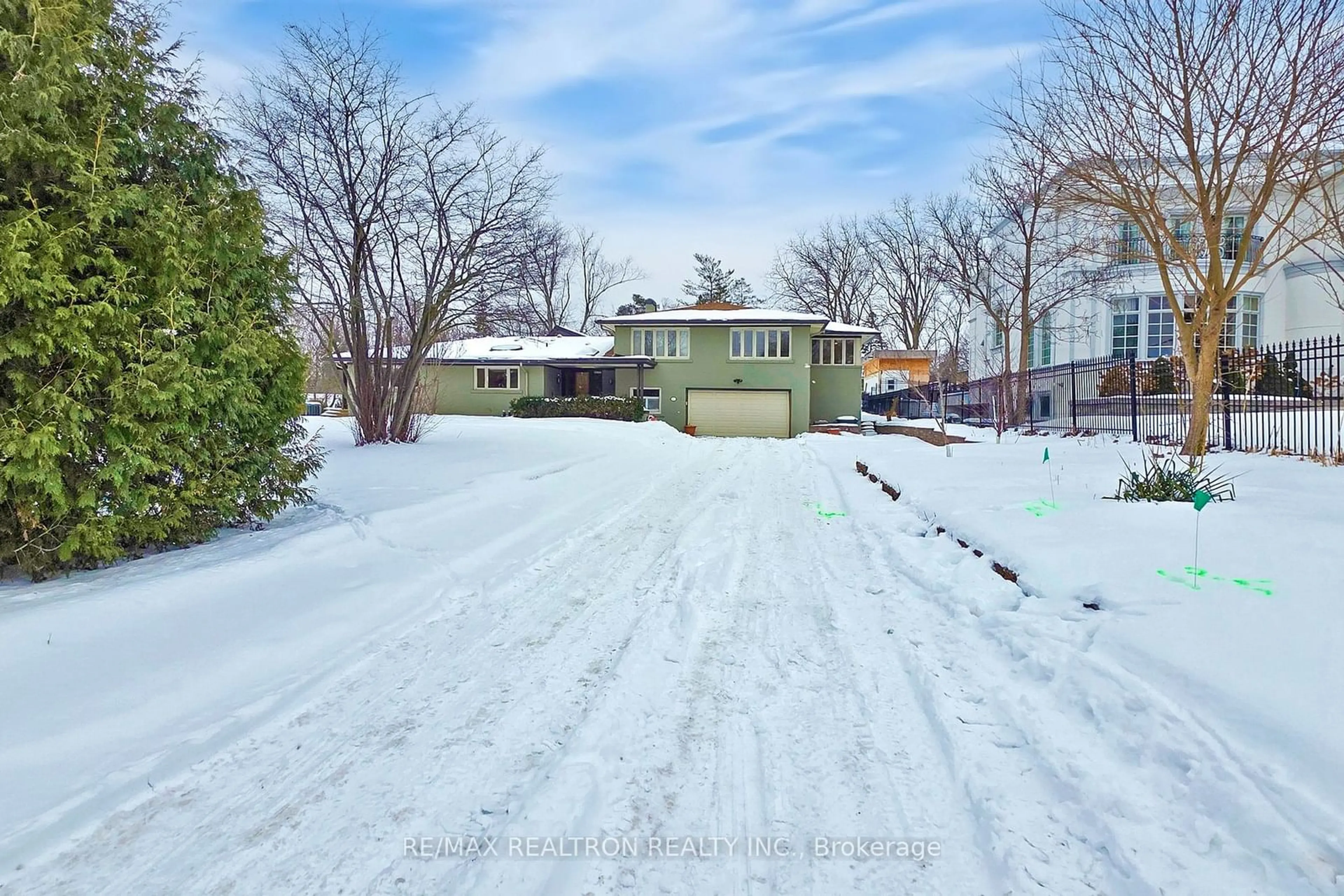 A pic from outside/outdoor area/front of a property/back of a property/a pic from drone, street for 10 Thornbank Rd, Vaughan Ontario L4J 2A2