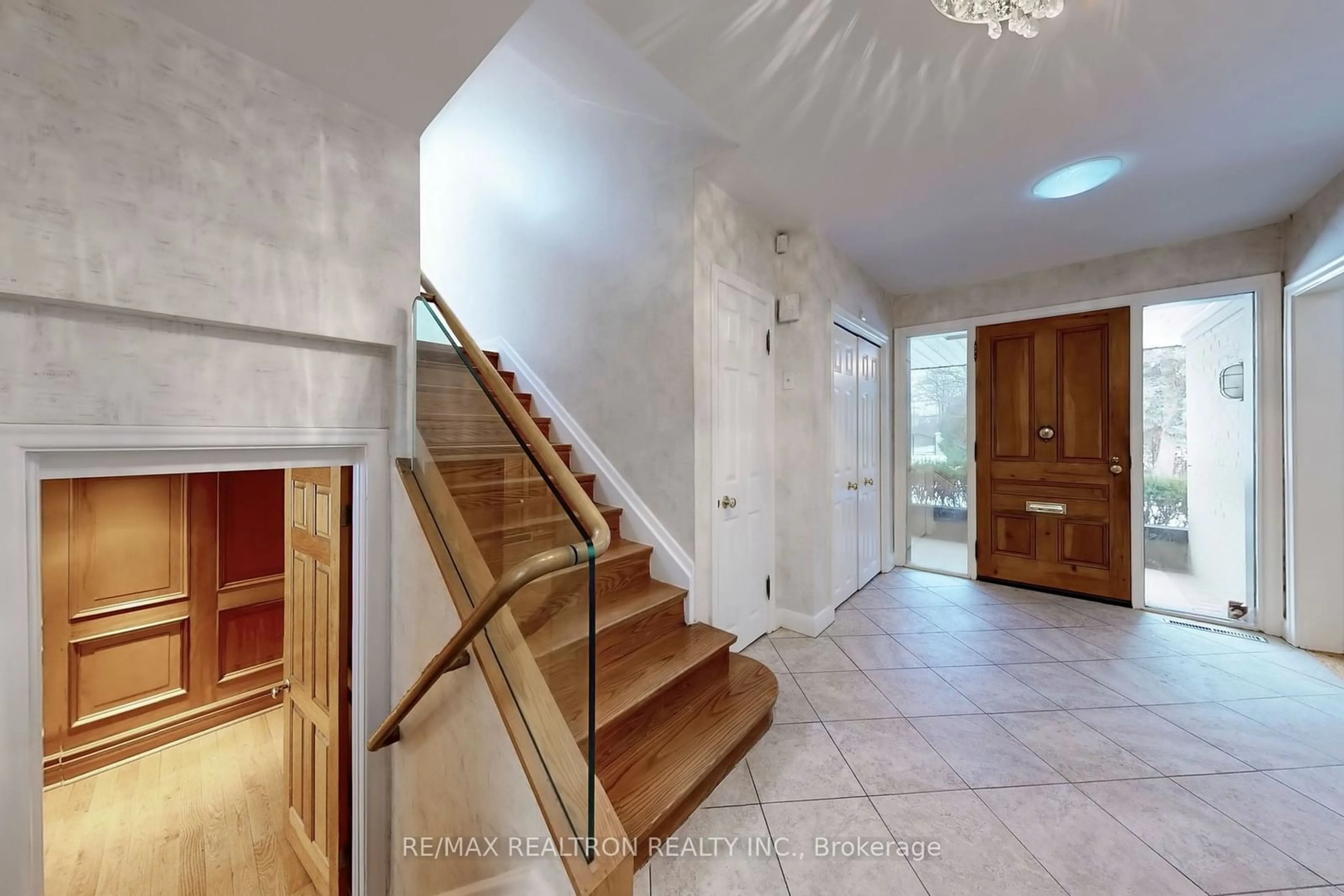 Indoor foyer for 10 Thornbank Rd, Vaughan Ontario L4J 2A2