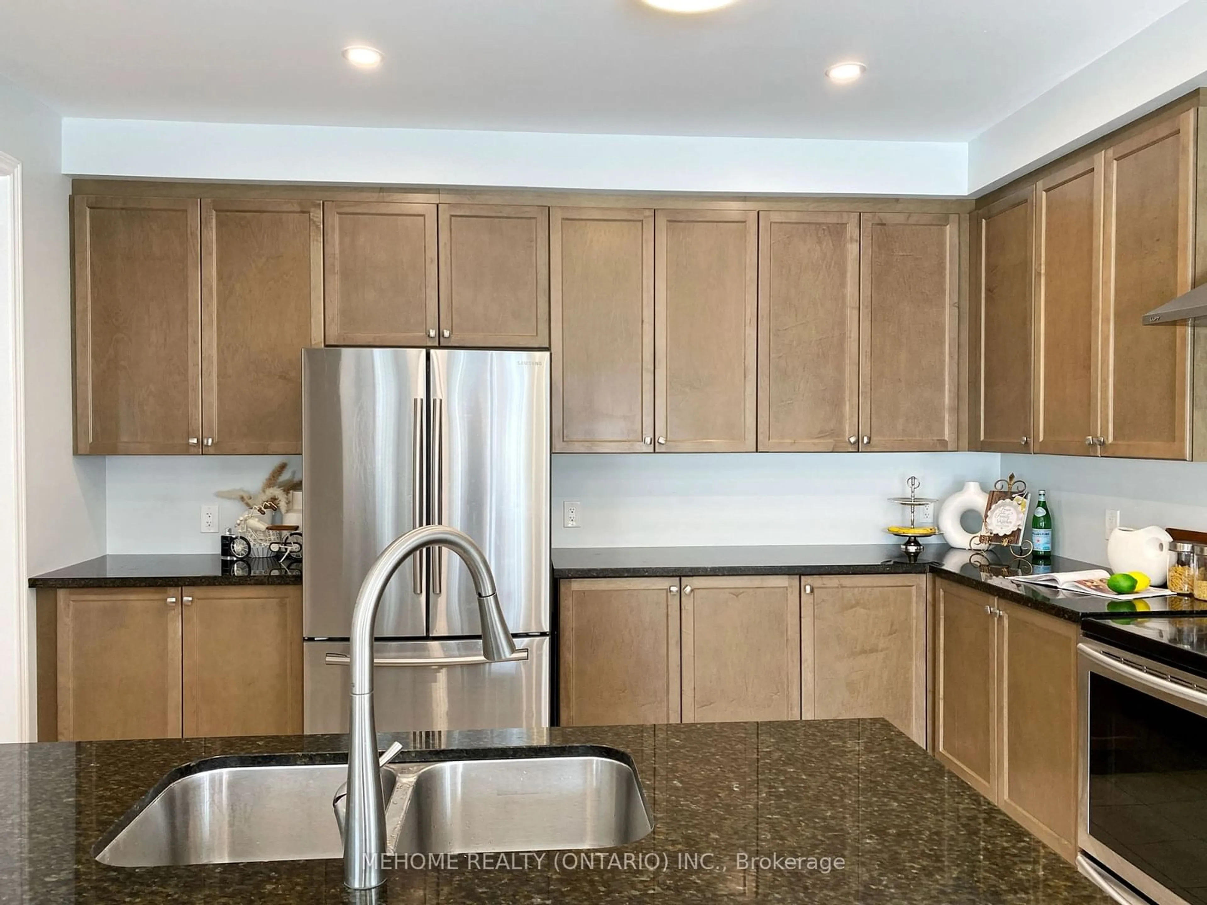 Open concept kitchen, unknown for 138 Romanelli Cres, Bradford West Gwillimbury Ontario L3Z 0X7