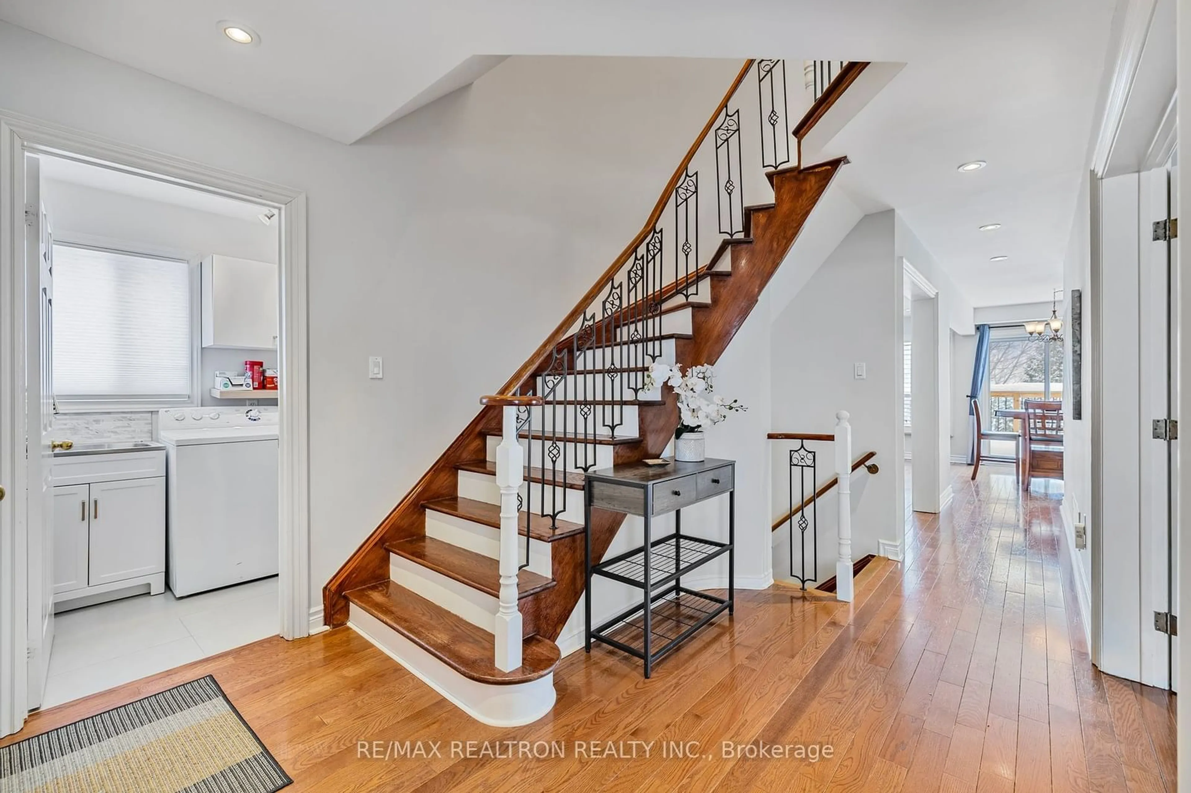 Indoor entryway for 56 Beechbrooke Way, Aurora Ontario L4G 6N7