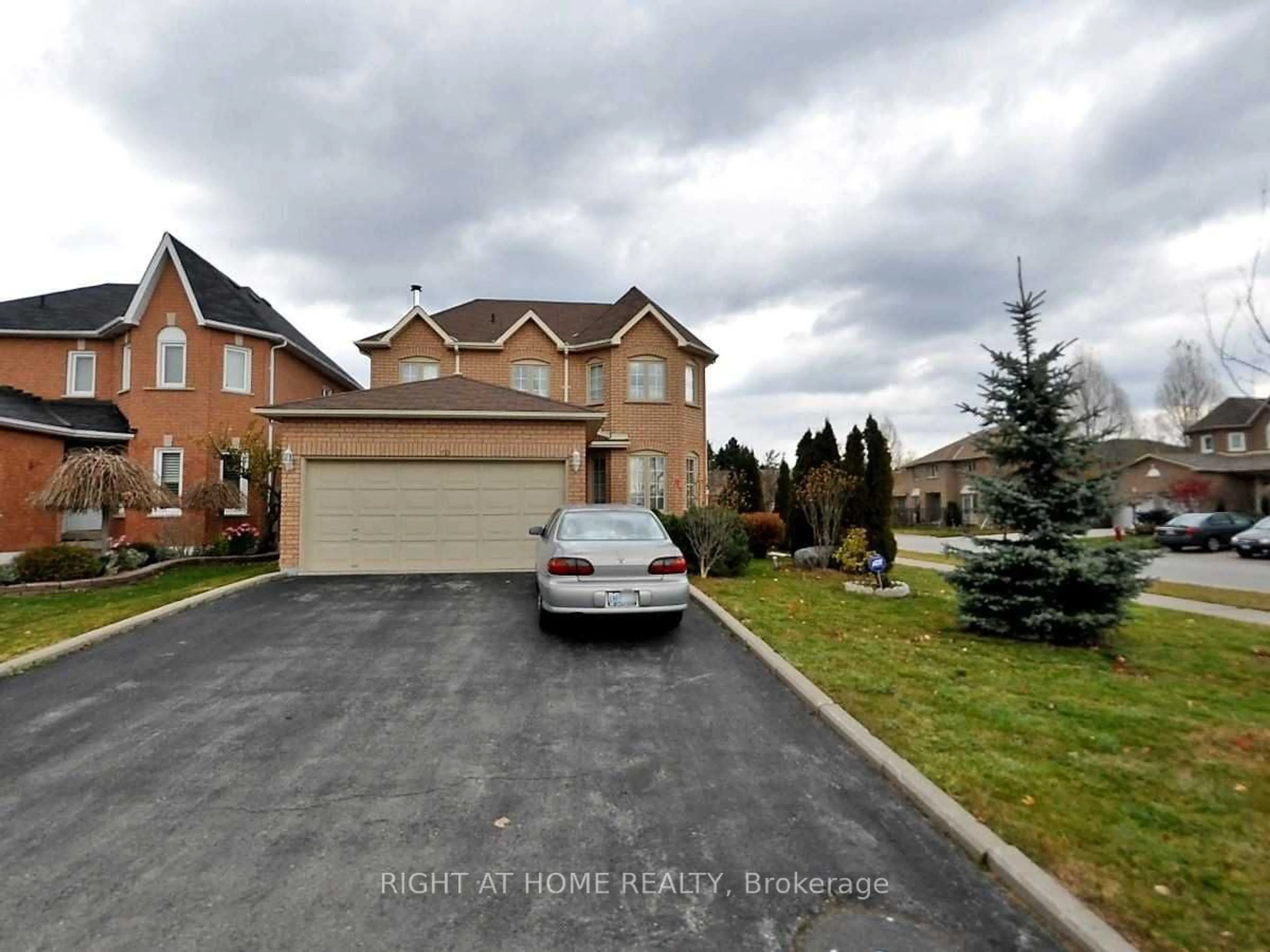 A pic from outside/outdoor area/front of a property/back of a property/a pic from drone, street for 120 Squire Dr, Richmond Hill Ontario L4S 1C8