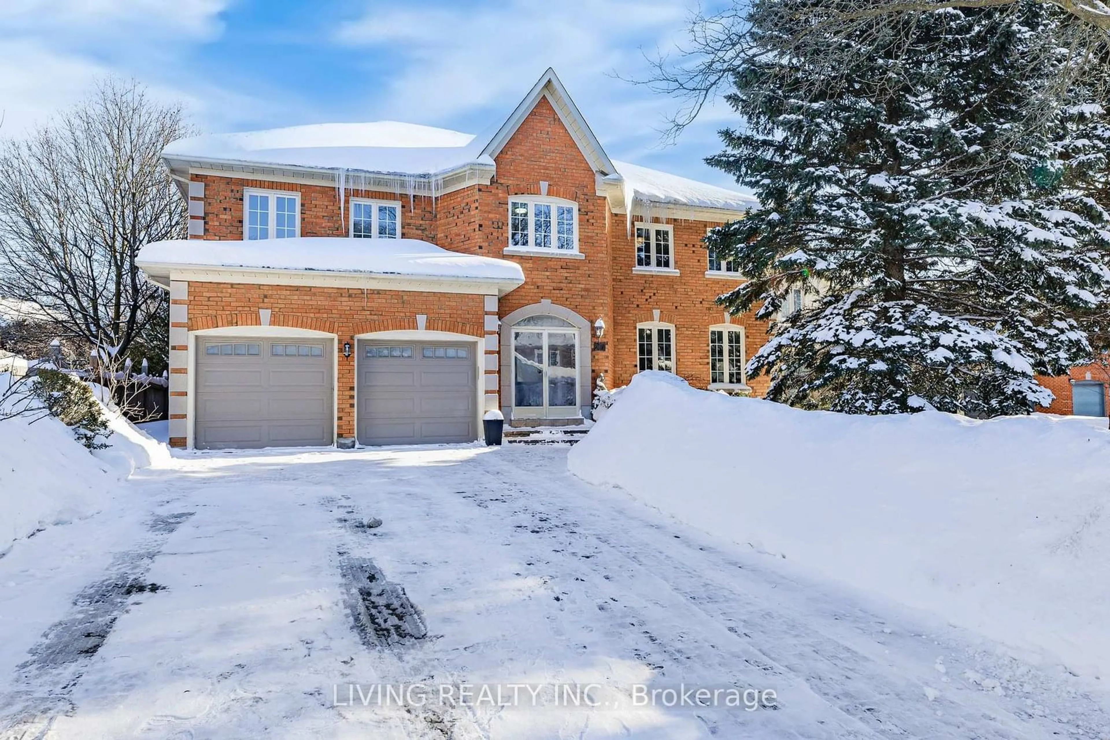 A pic from outside/outdoor area/front of a property/back of a property/a pic from drone, street for 27 Montclair Rd, Richmond Hill Ontario L4B 2T4