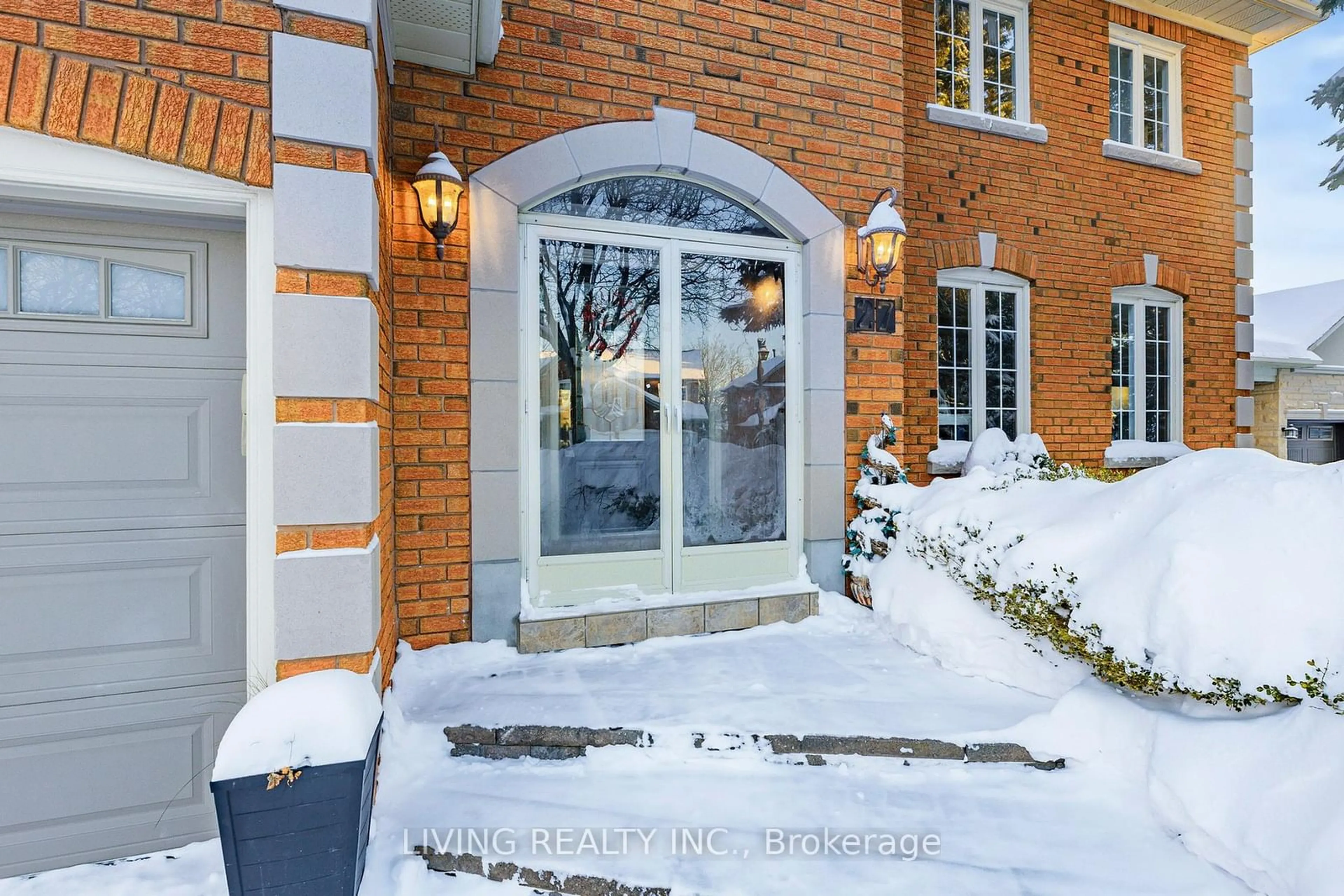 Indoor entryway for 27 Montclair Rd, Richmond Hill Ontario L4B 2T4